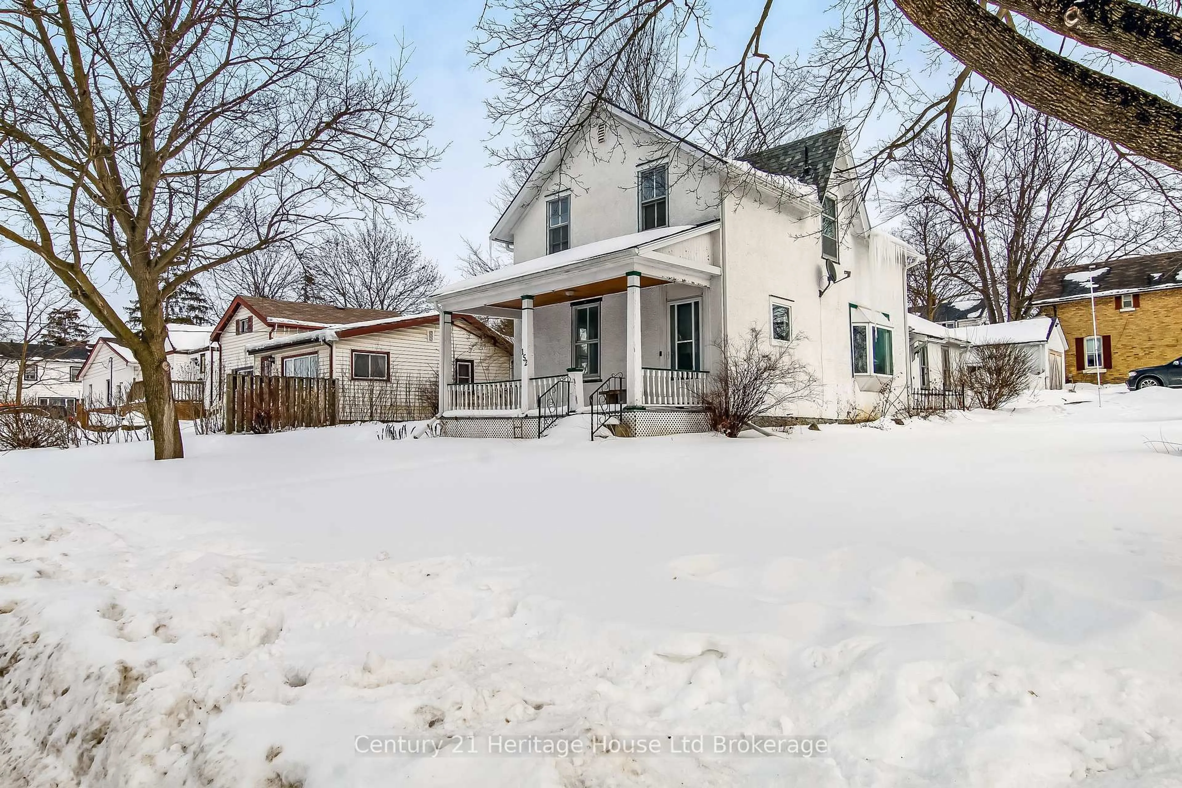 A pic from outside/outdoor area/front of a property/back of a property/a pic from drone, street for 152 Charles St, Ingersoll Ontario N5C 1K2