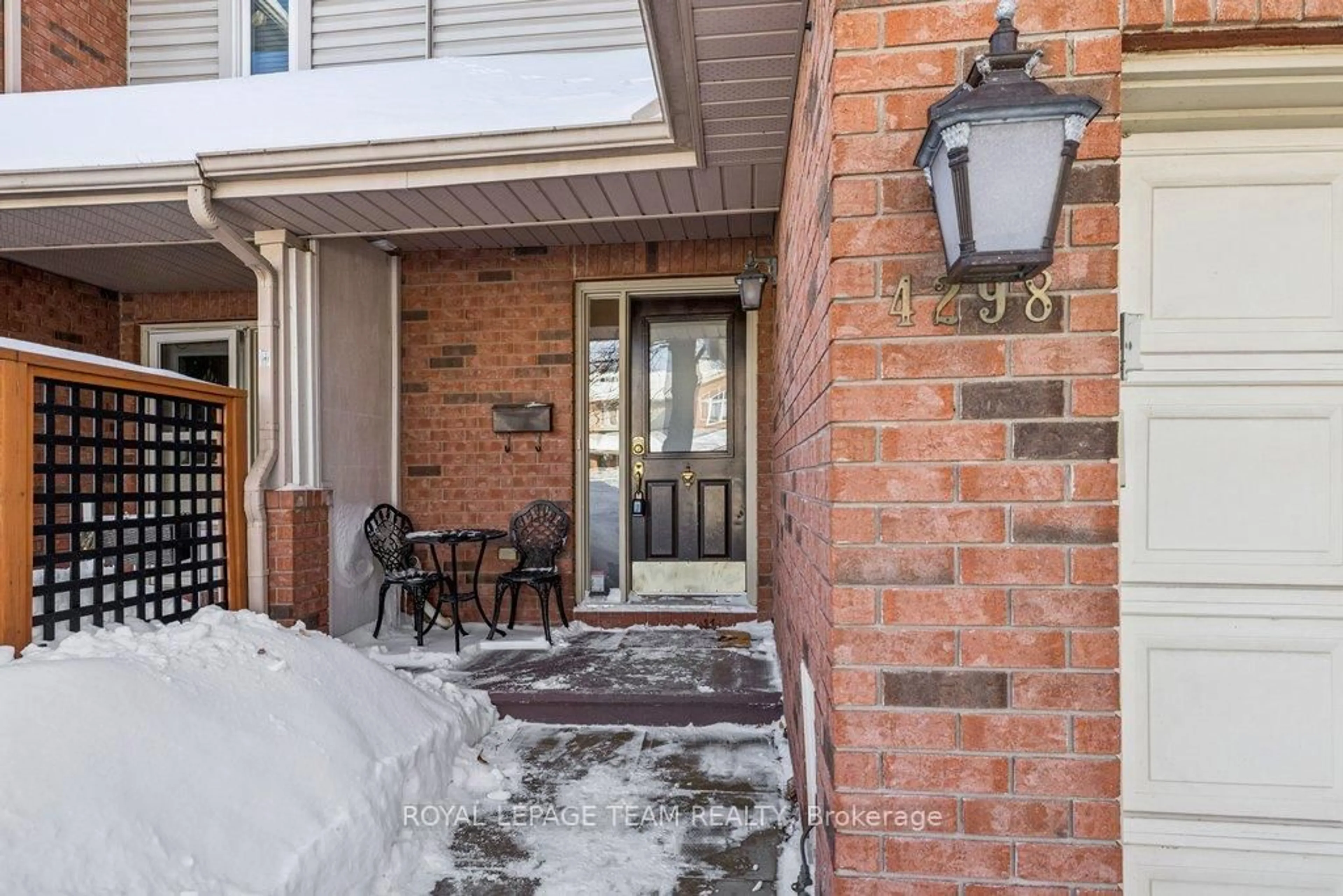 Patio, street for 4298 Sunwood Cres, Ottawa Ontario K1J 1B8