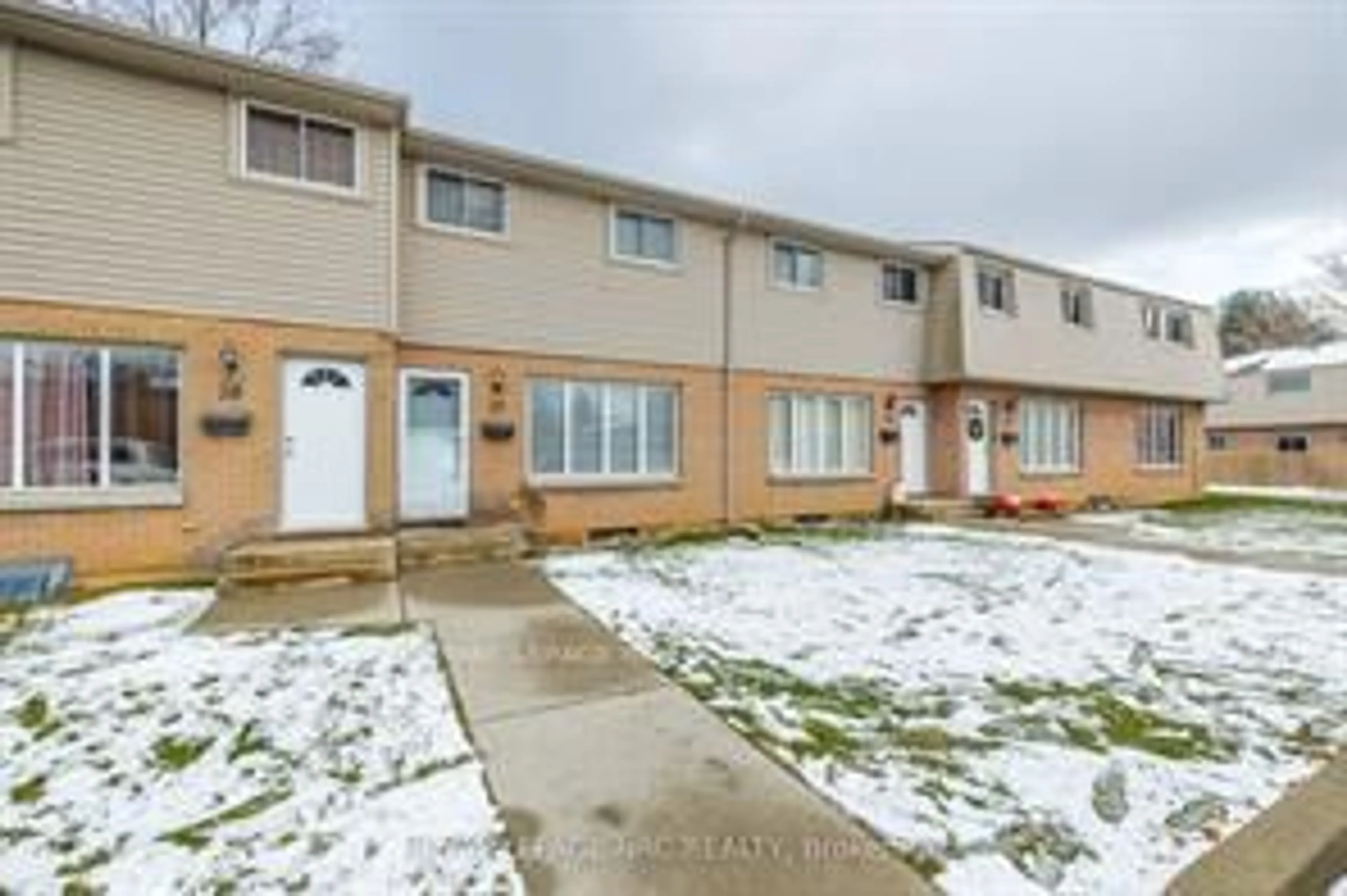 A pic from outside/outdoor area/front of a property/back of a property/a pic from drone, street for 4215 Meadowvale Dr #39, Niagara Falls Ontario L2E 5W8