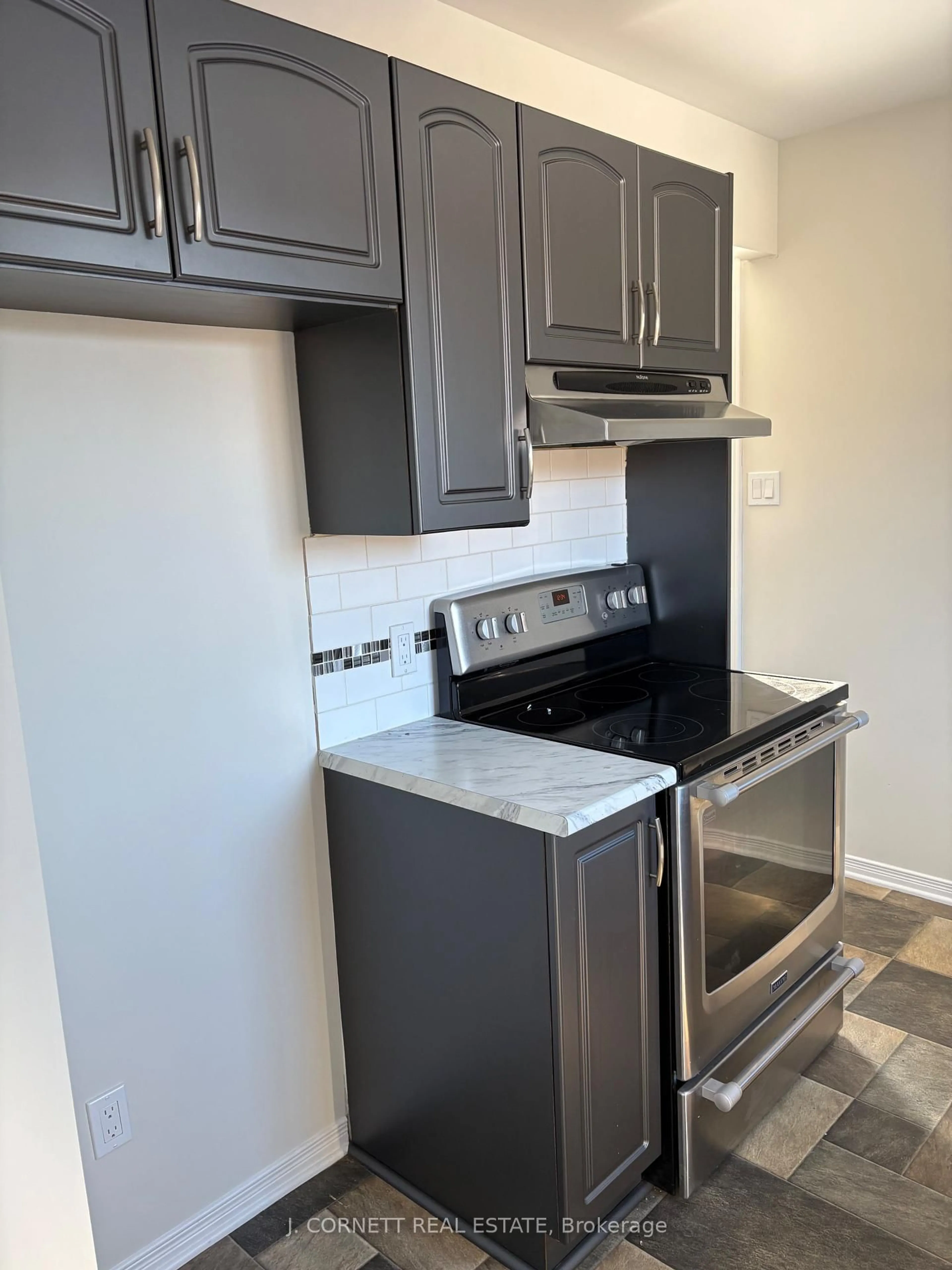 Standard kitchen, unknown for 2313 Emily Cres, Cornwall Ontario K5H 5B4