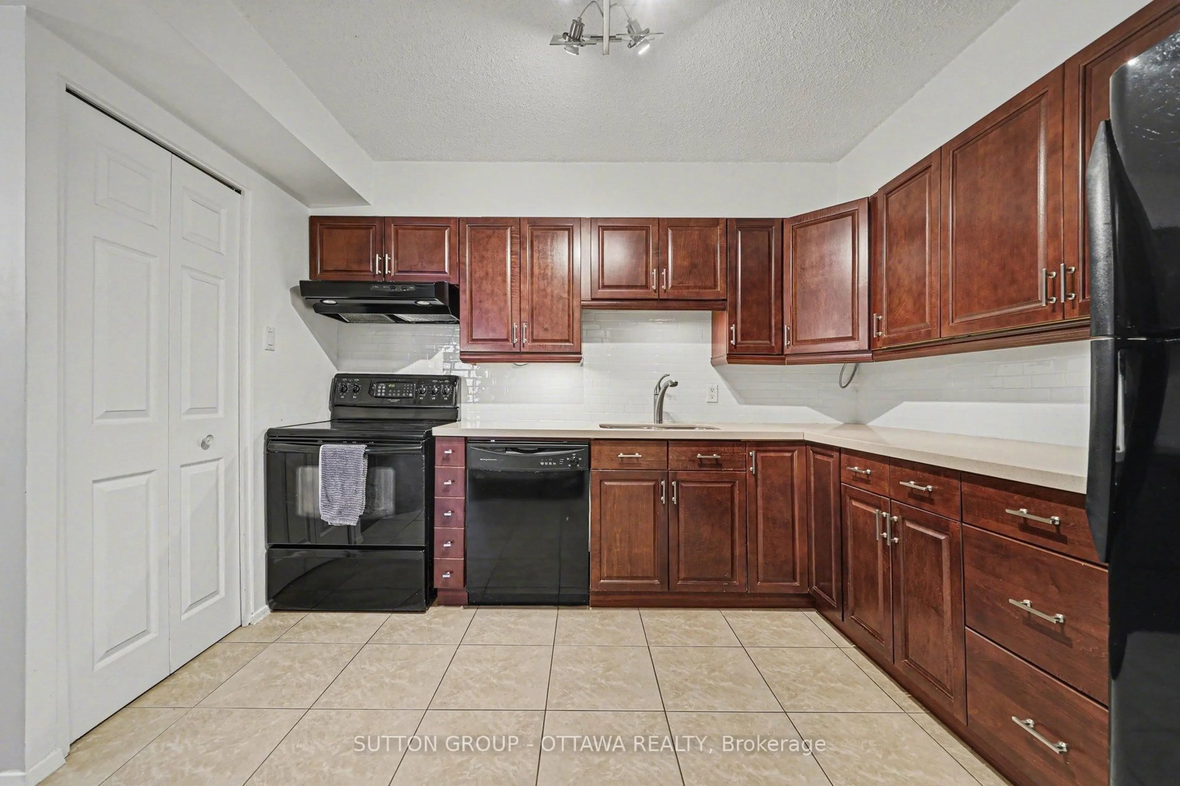 Standard kitchen, unknown for 200 Bay St #1004, Ottawa Ontario K1R 7W8
