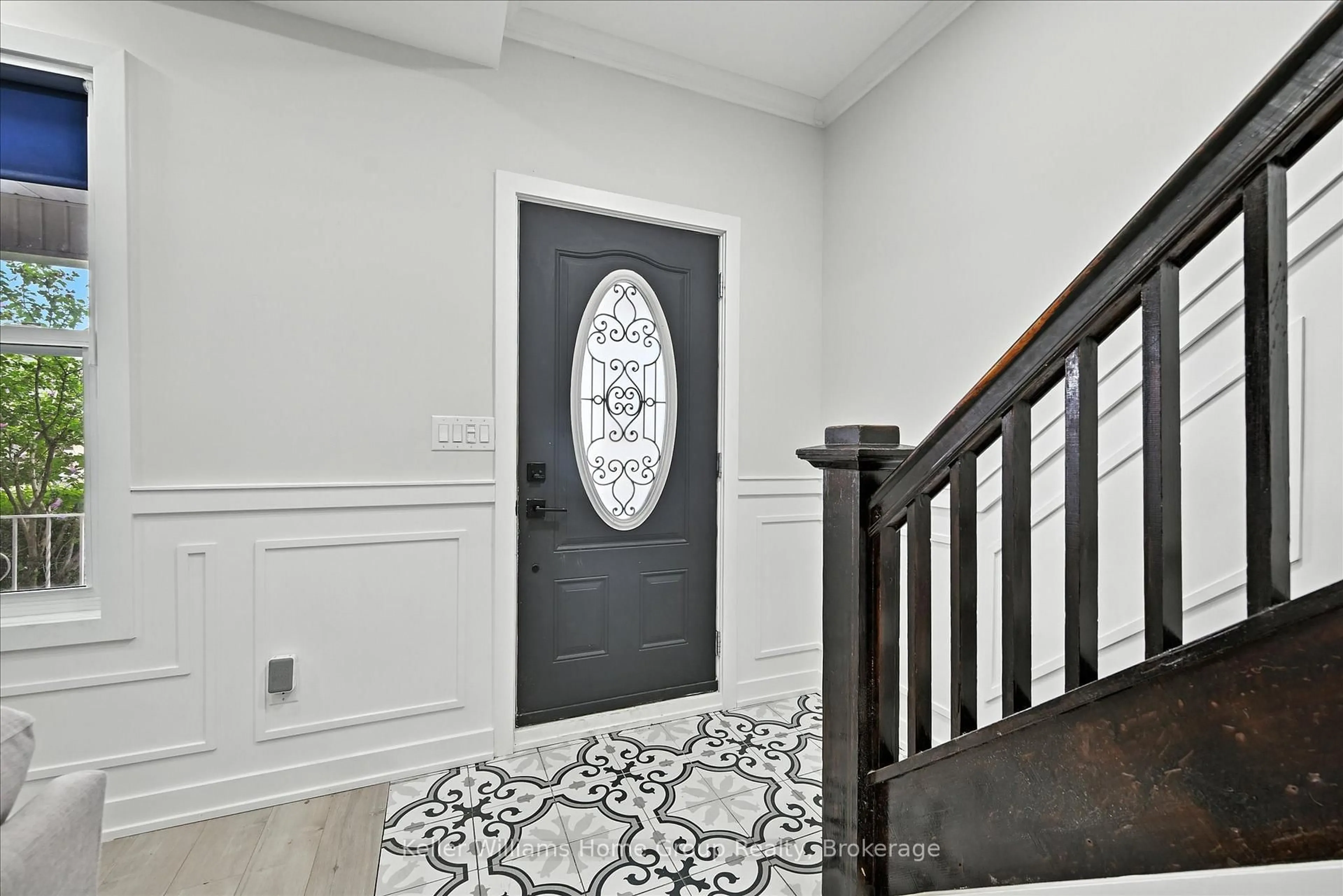 Indoor entryway for 82 Rosemont Ave, Hamilton Ontario L8L 2M5