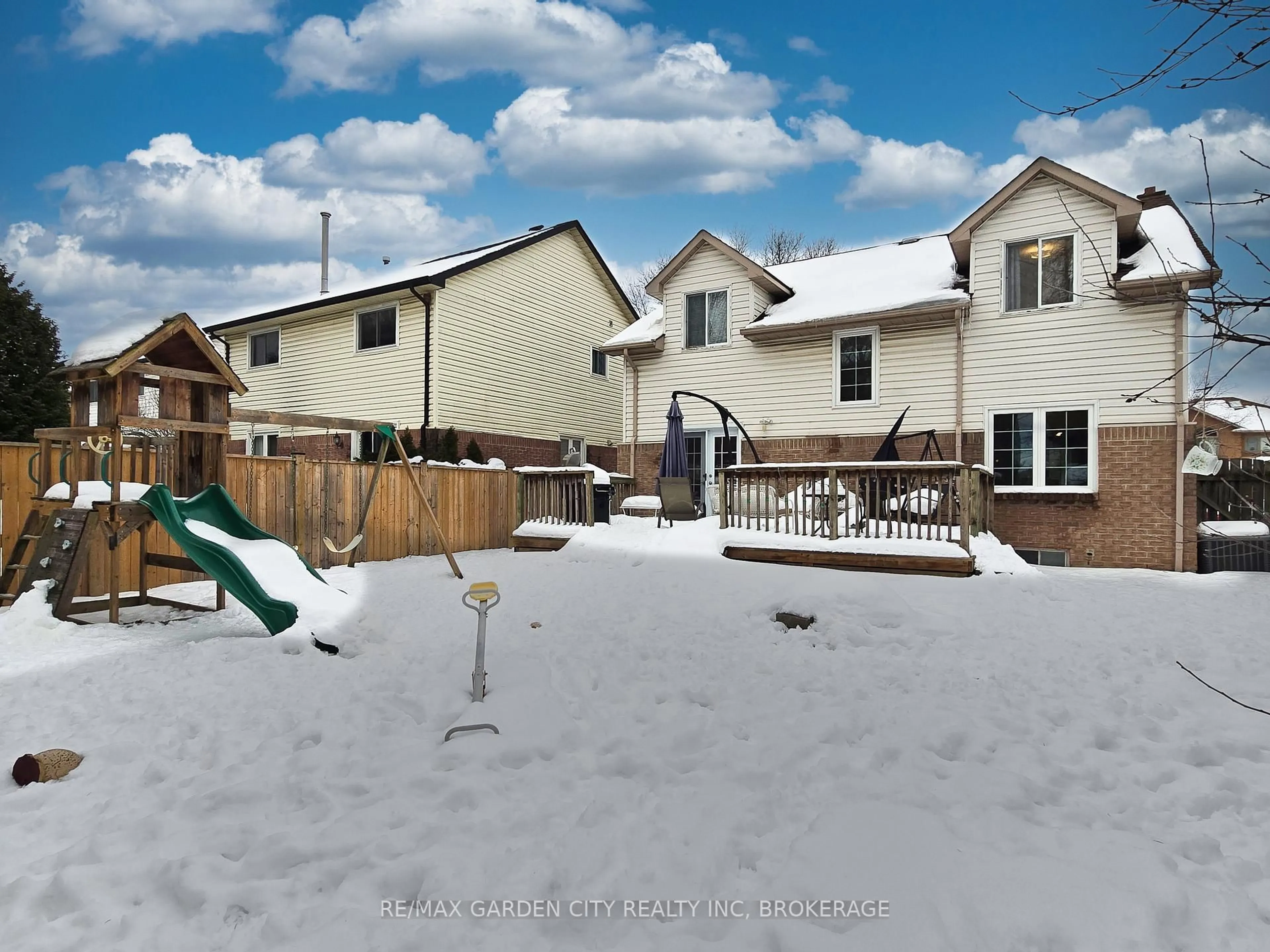 A pic from outside/outdoor area/front of a property/back of a property/a pic from drone, unknown for 51 Huntington Lane, St. Catharines Ontario L2S 3R5