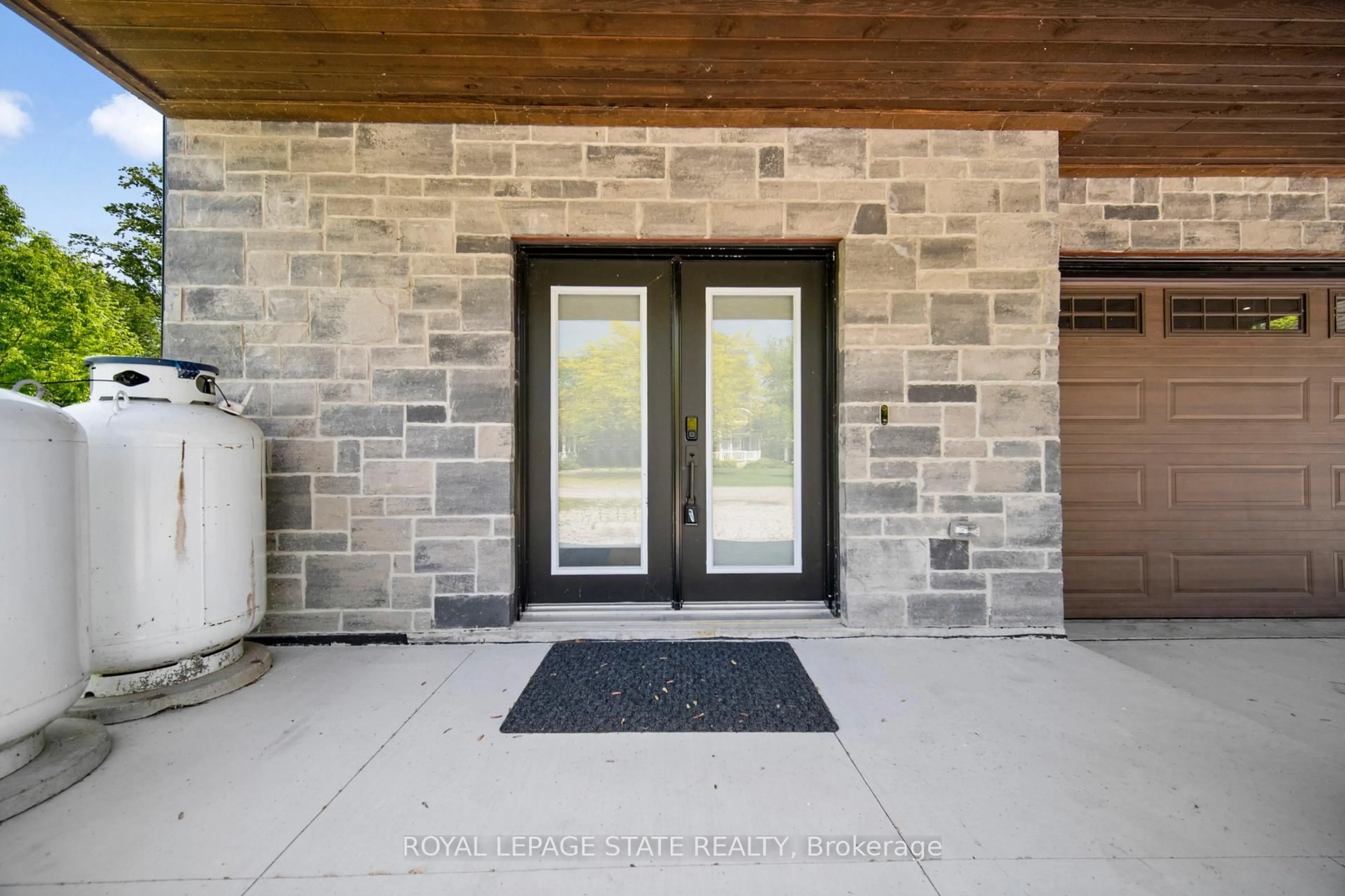Indoor entryway for 12 Park Lane Cres, Norfolk Ontario N0E 1T0