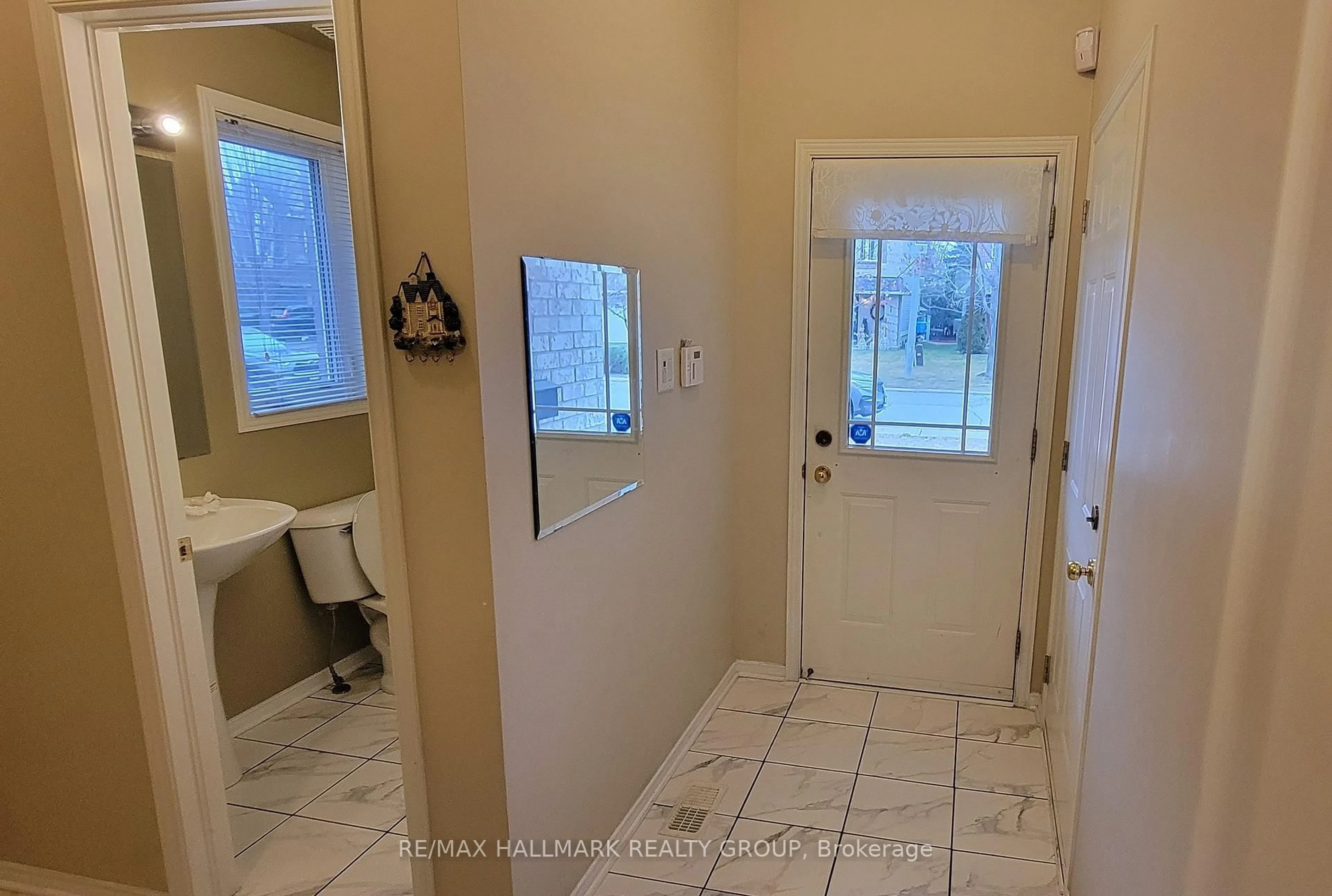 Indoor entryway for 1620 Henri Lauzon St, Ottawa Ontario K1C 7R6