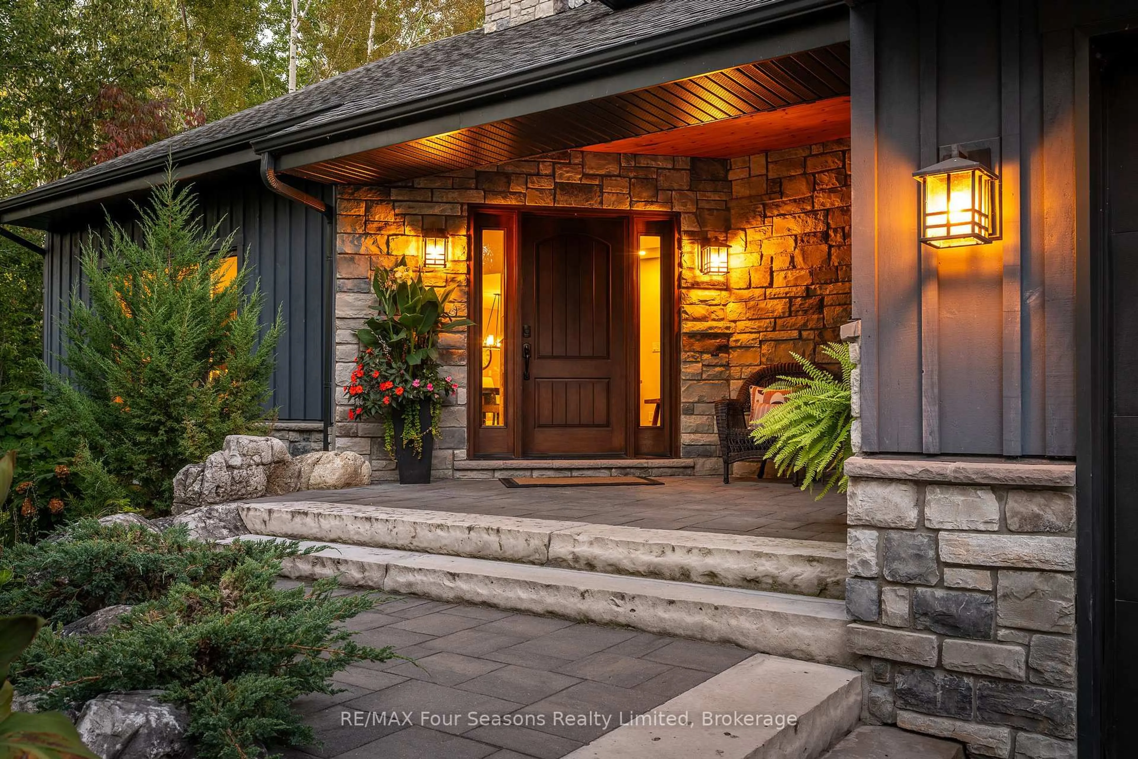 Indoor entryway for 159 Indian Circ, Blue Mountains Ontario N0H 1J0