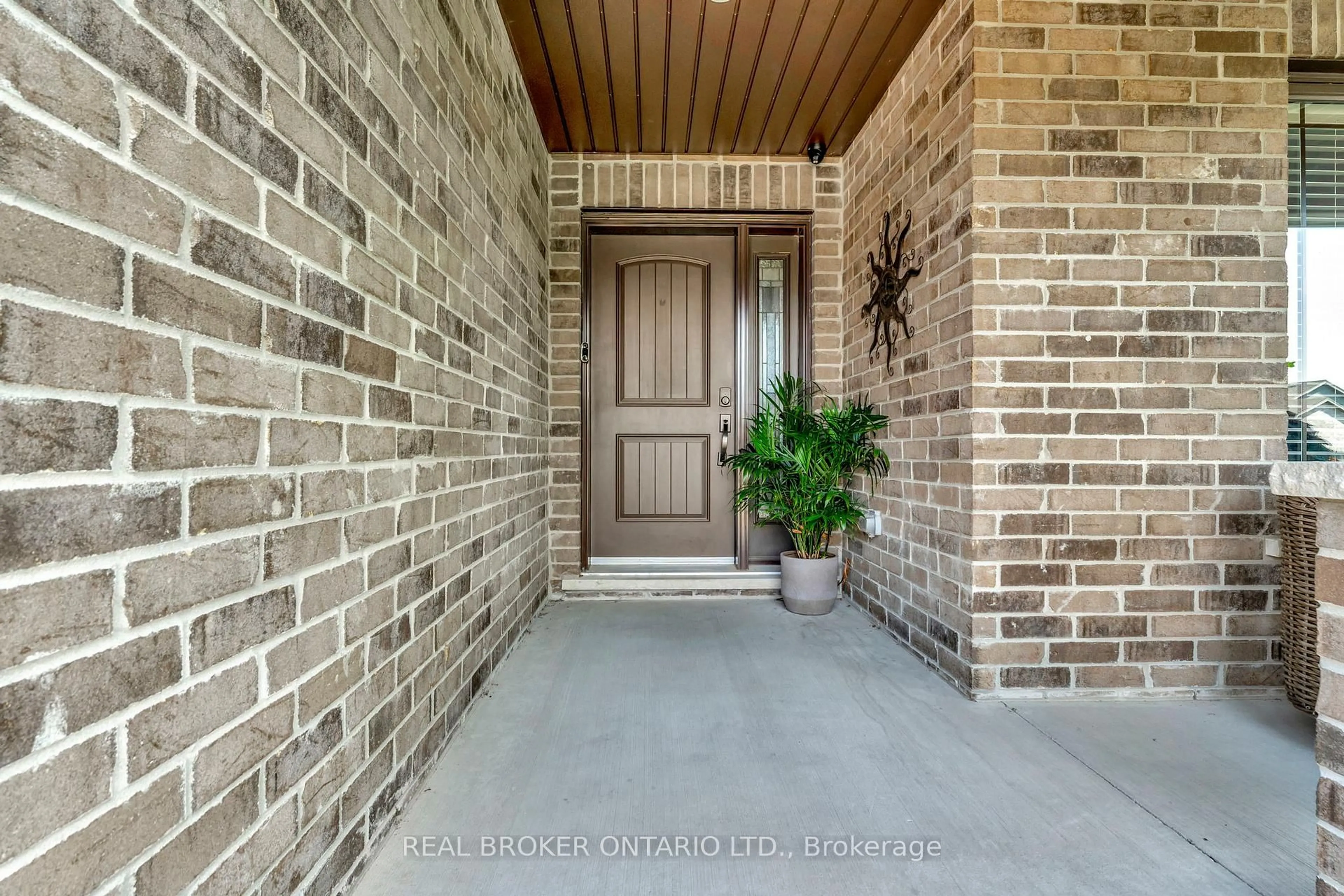 Indoor entryway for 304 Courtland St, Norfolk Ontario N4B 0A8