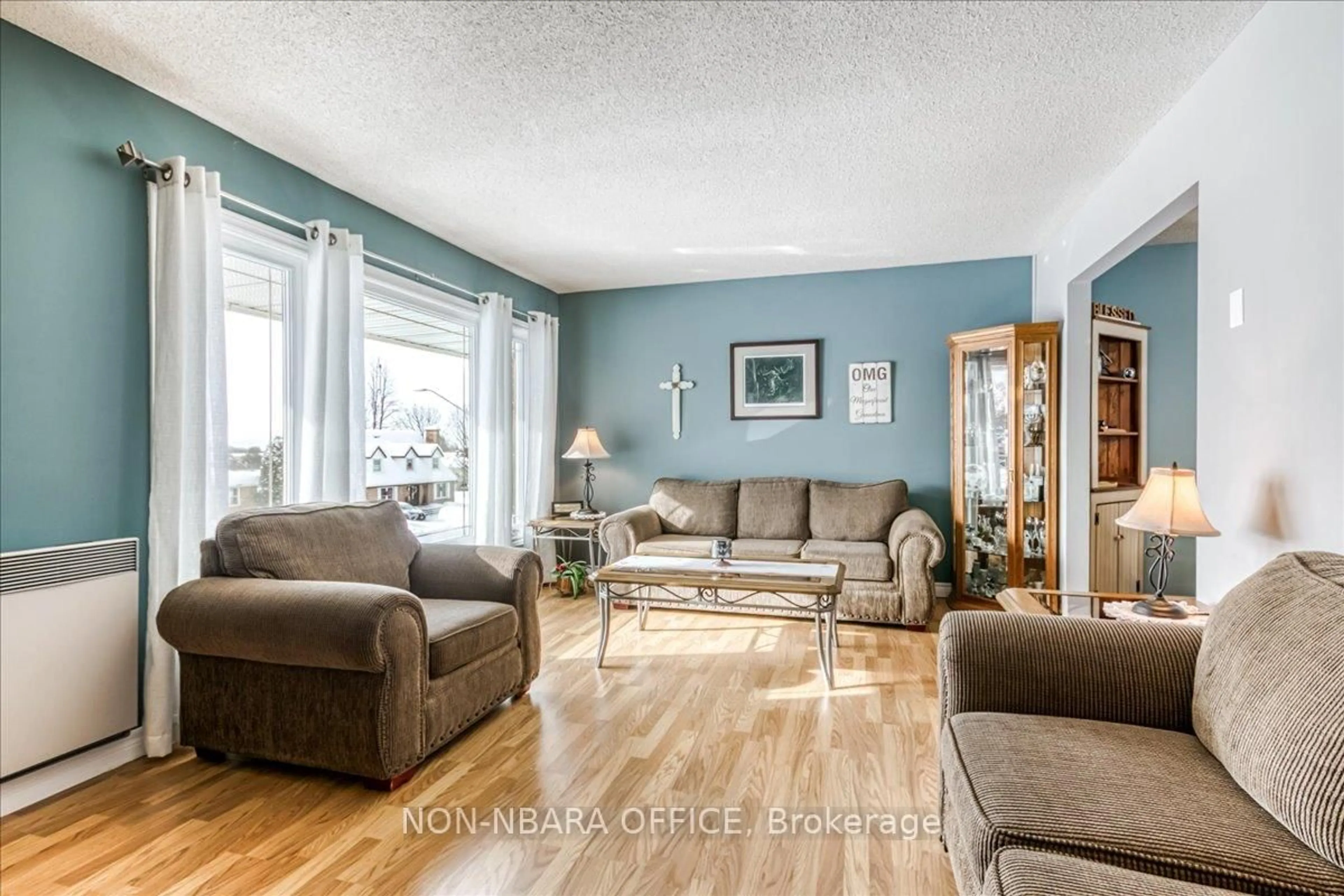 Living room with furniture, wood/laminate floor for 51 Kathryn Cres, North Bay Ontario P1B 8P5