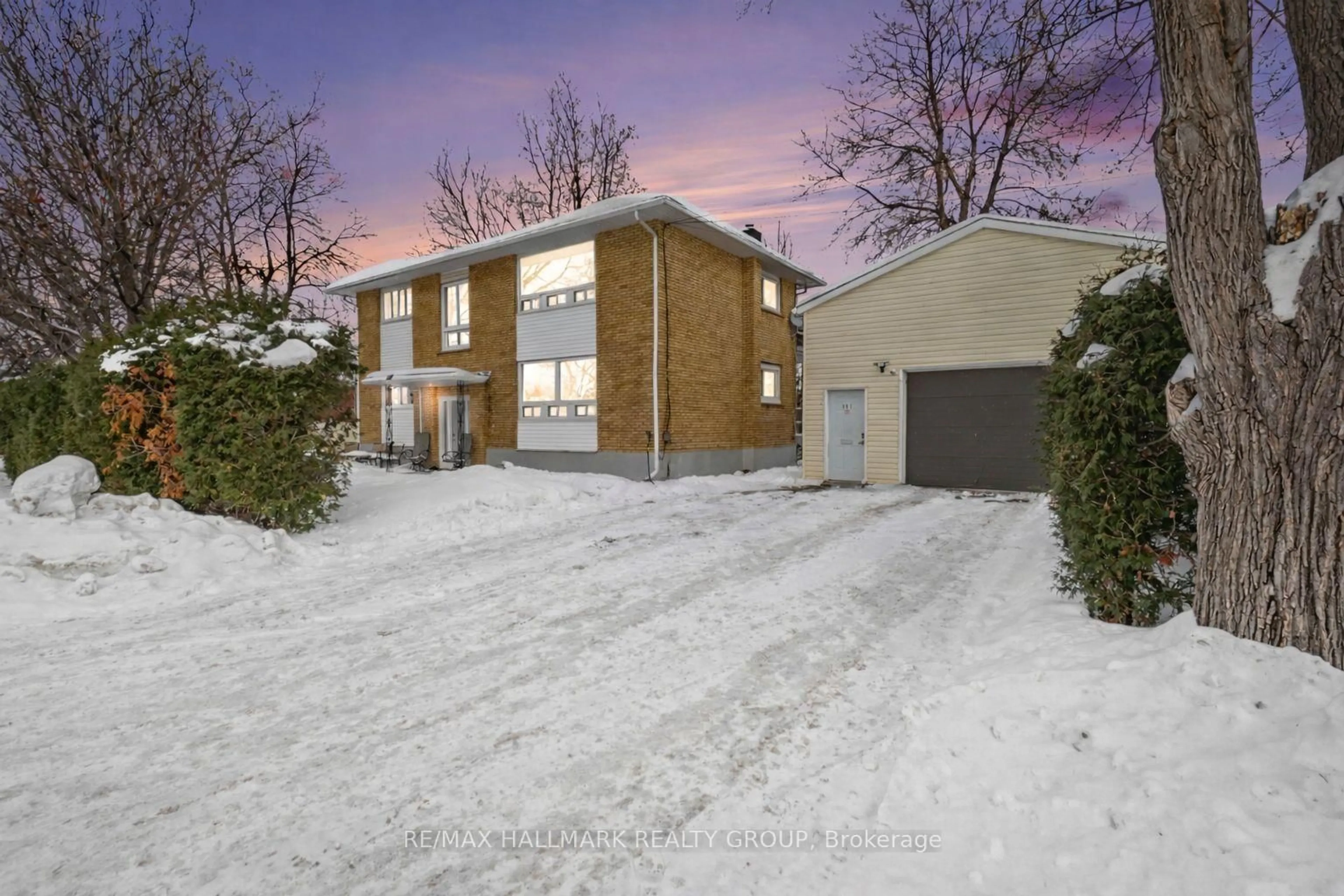 A pic from outside/outdoor area/front of a property/back of a property/a pic from drone, street for 981 Larkin St, Ottawa Ontario K1Z 5R5