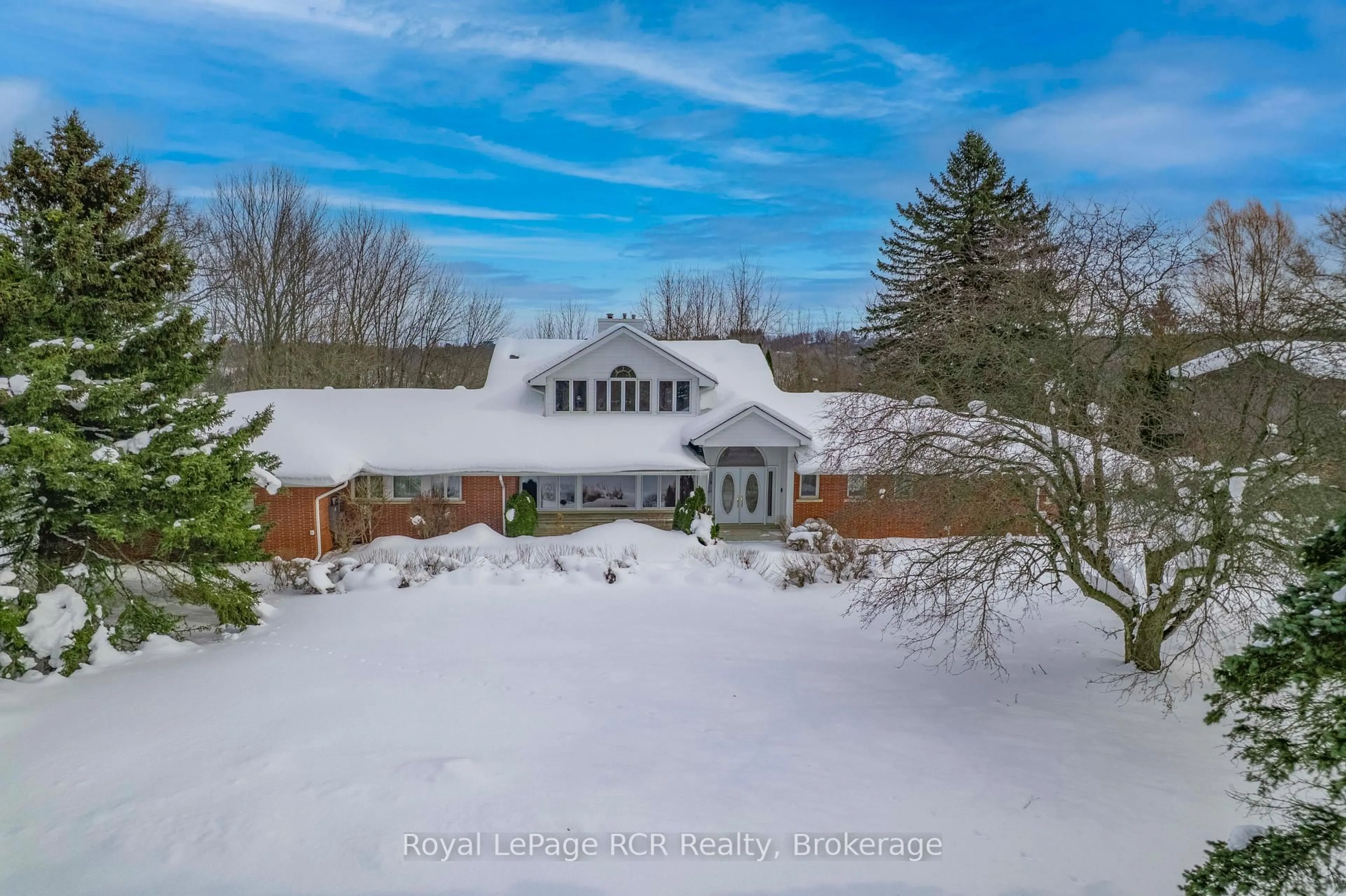 A pic from outside/outdoor area/front of a property/back of a property/a pic from drone, unknown for 525 4th Ave, Owen Sound Ontario N4K 4V3