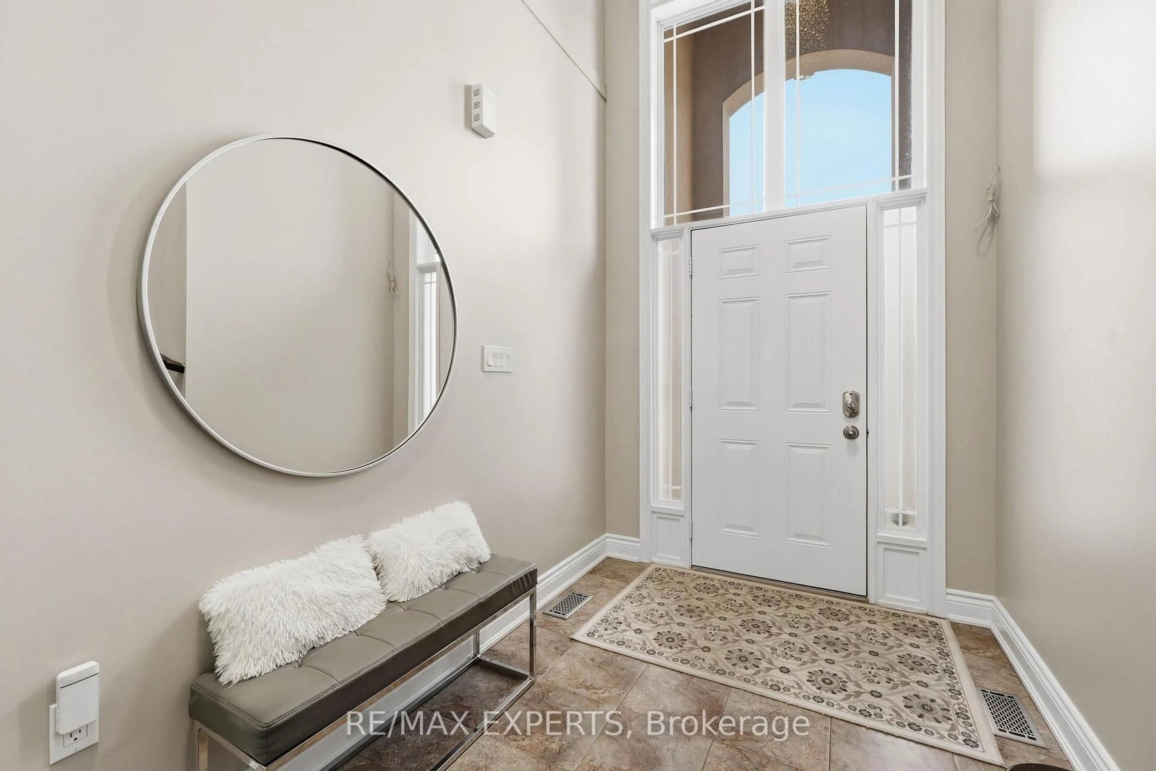 Indoor entryway for 74 Boulder Cres, Hamilton Ontario L0R 1P0