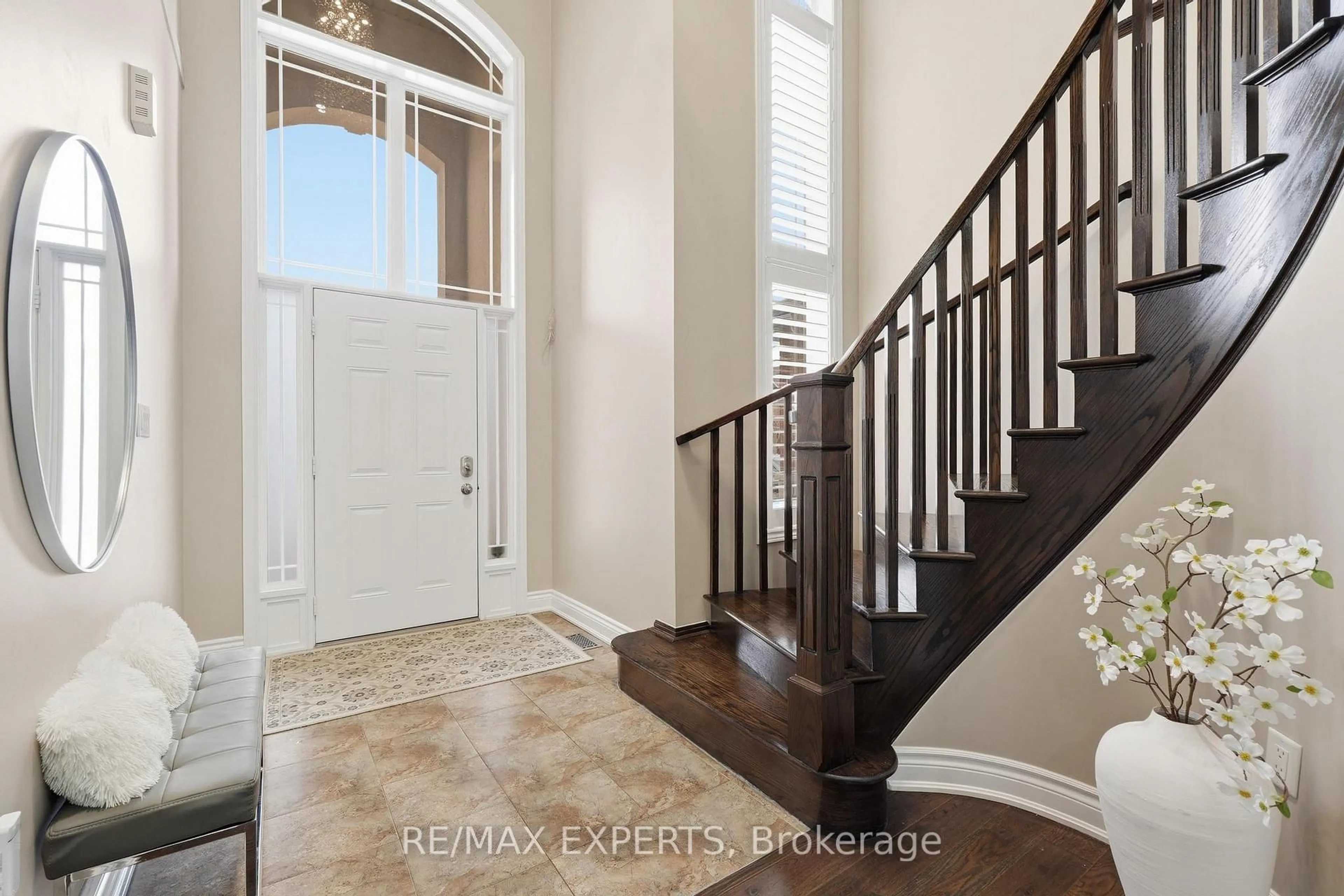 Indoor entryway for 74 Boulder Cres, Hamilton Ontario L0R 1P0