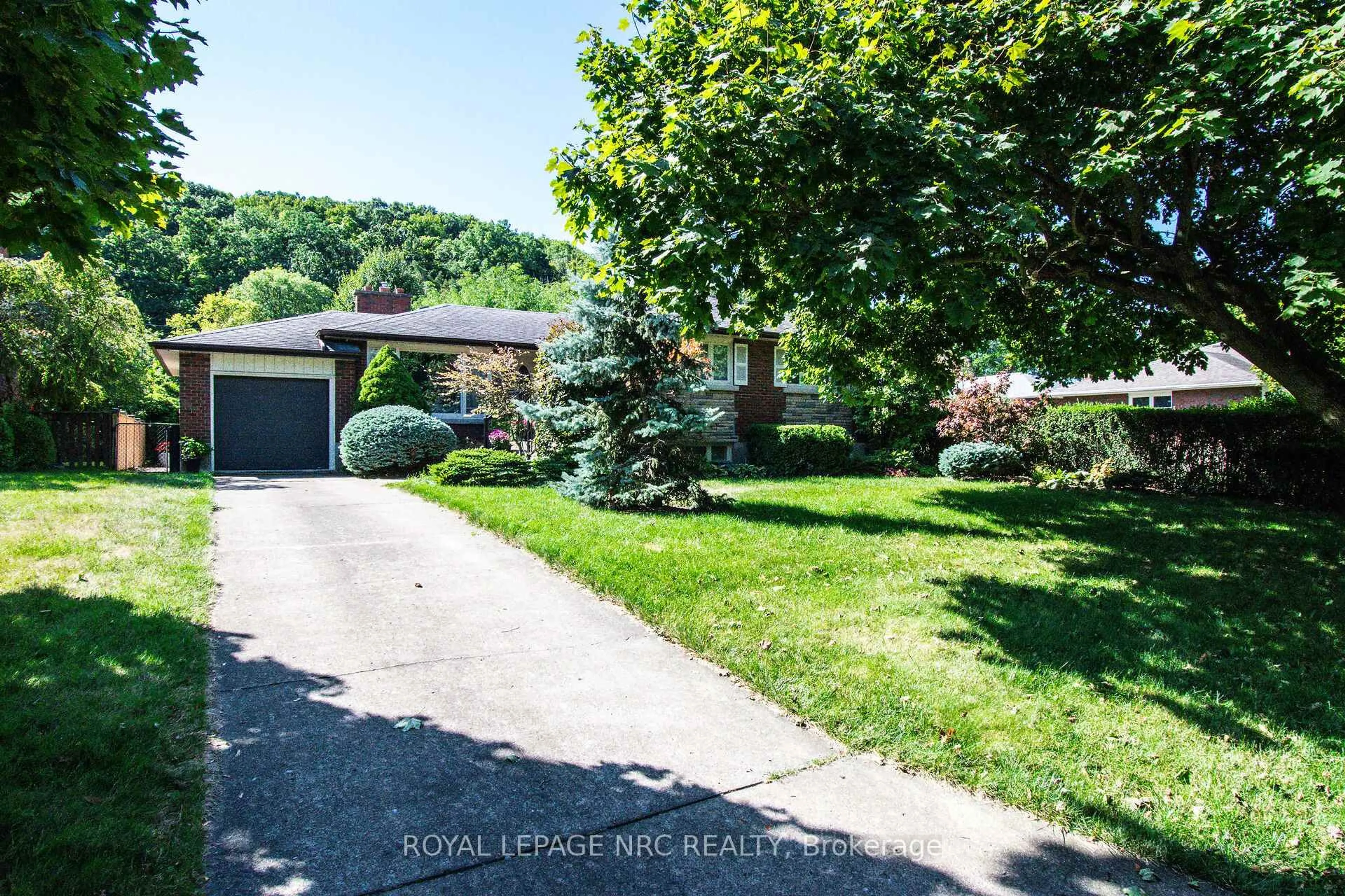 A pic from outside/outdoor area/front of a property/back of a property/a pic from drone, street for 4 Glenbarr Rd, St. Catharines Ontario L2T 1Y1