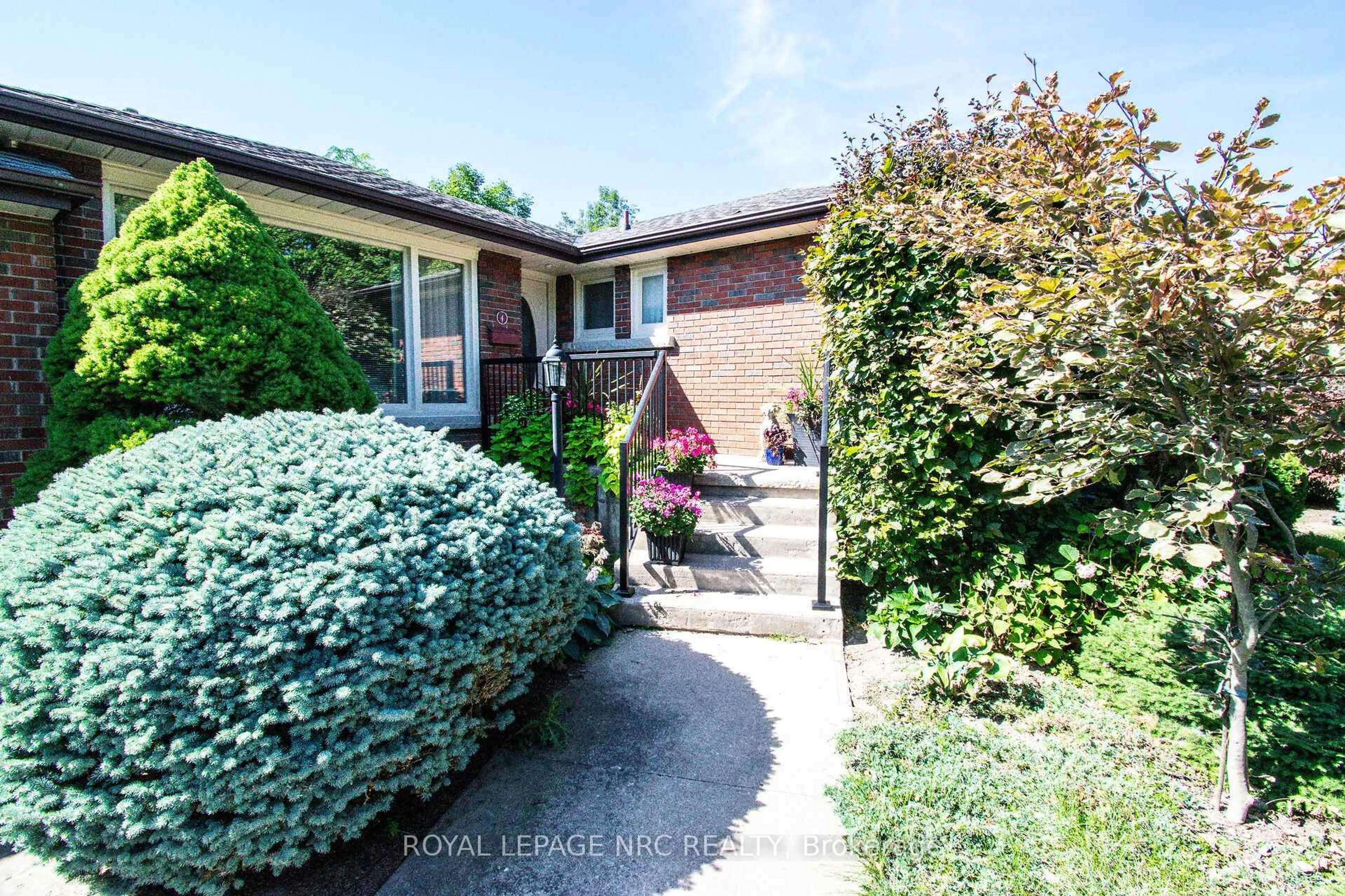 A pic from outside/outdoor area/front of a property/back of a property/a pic from drone, street for 4 Glenbarr Rd, St. Catharines Ontario L2T 1Y1