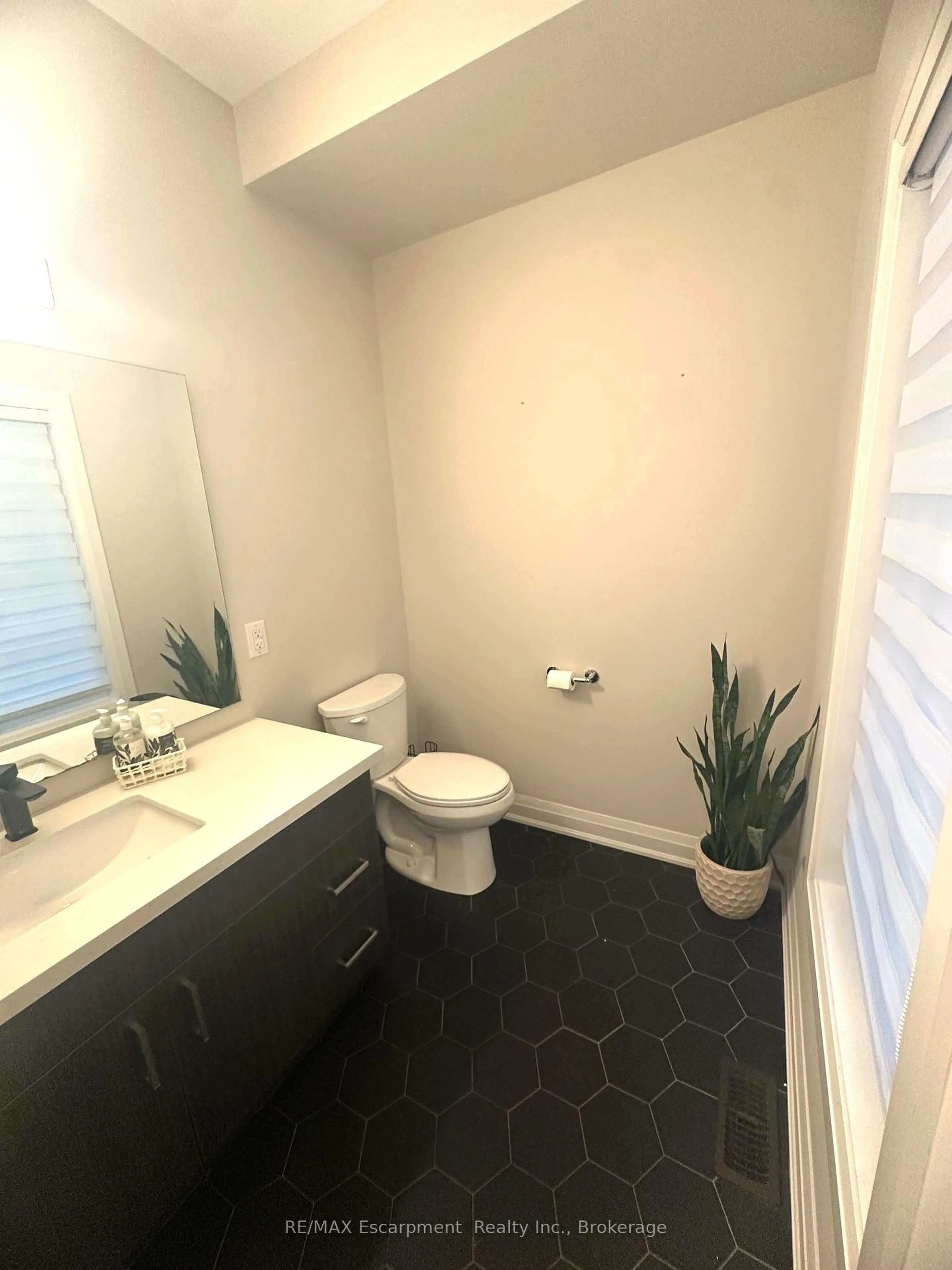 A pic of a room for 60 Park Ave, St. Catharines Ontario L2P 1R2