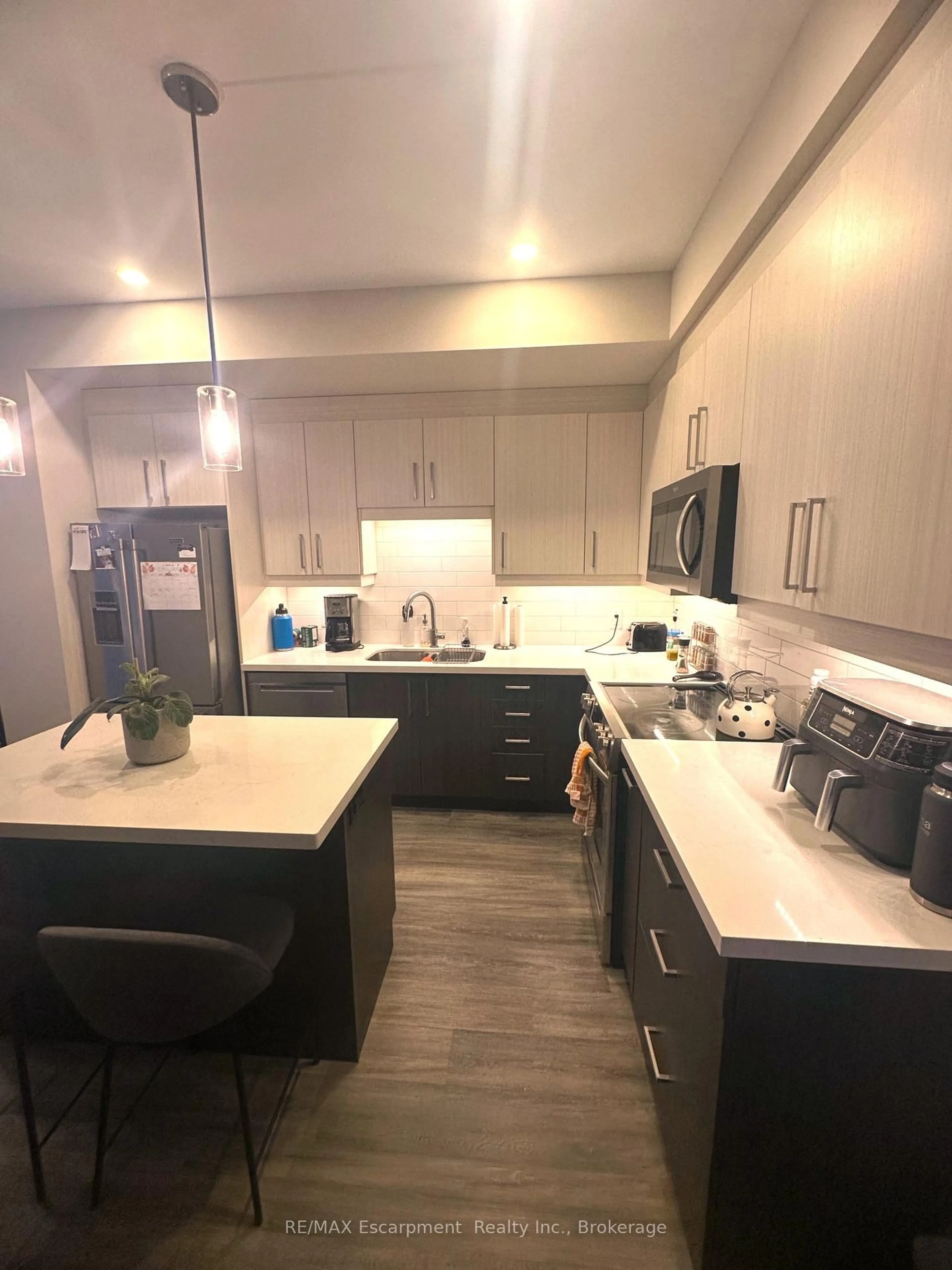 Open concept kitchen, unknown for 60 Park Ave, St. Catharines Ontario L2P 1R2