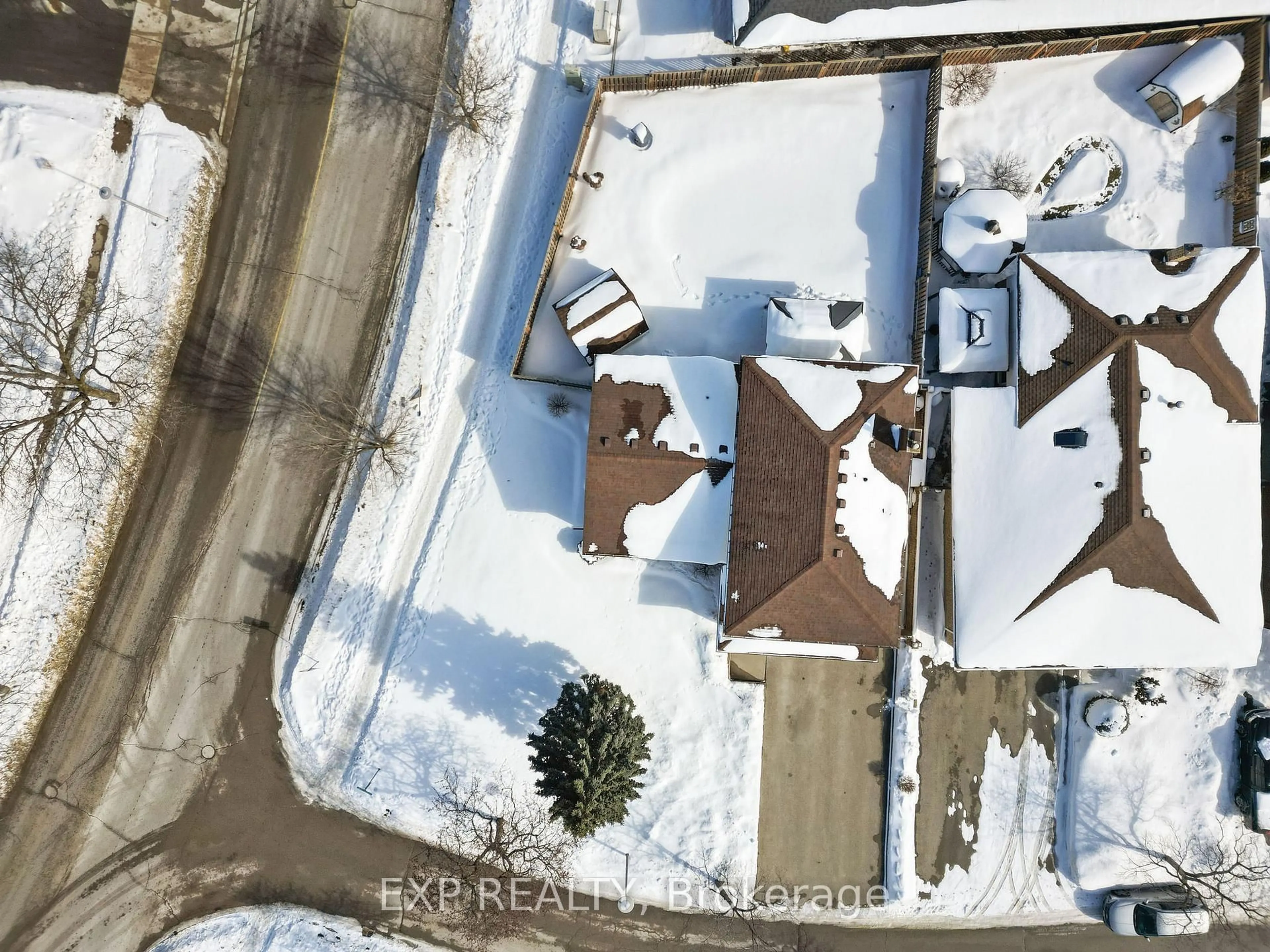 A pic from outside/outdoor area/front of a property/back of a property/a pic from drone, street for 111 Roundhill Crt, London South Ontario N5Z 4N3