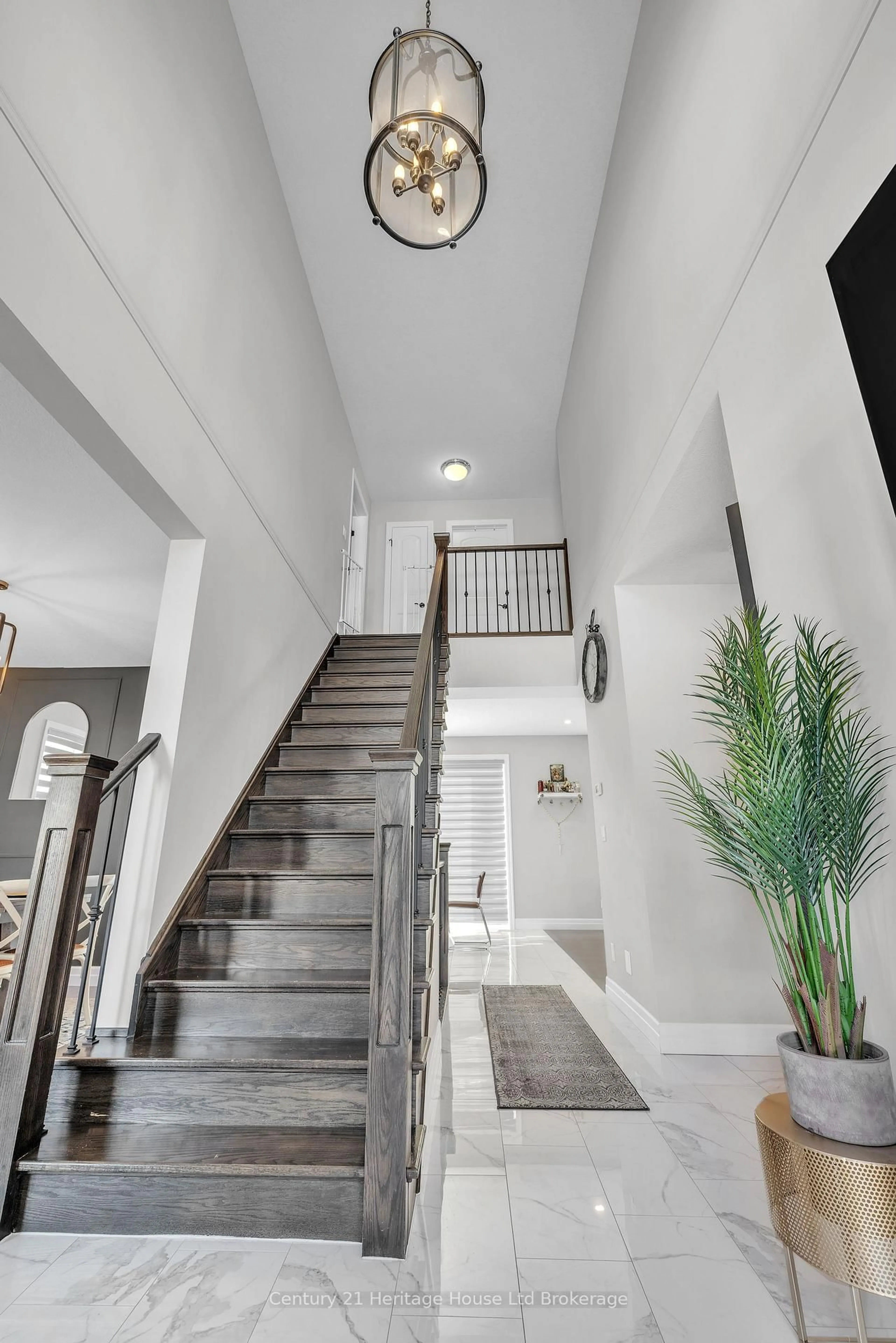 Indoor foyer for 97 Beech Blvd, Tillsonburg Ontario N4G 5S1