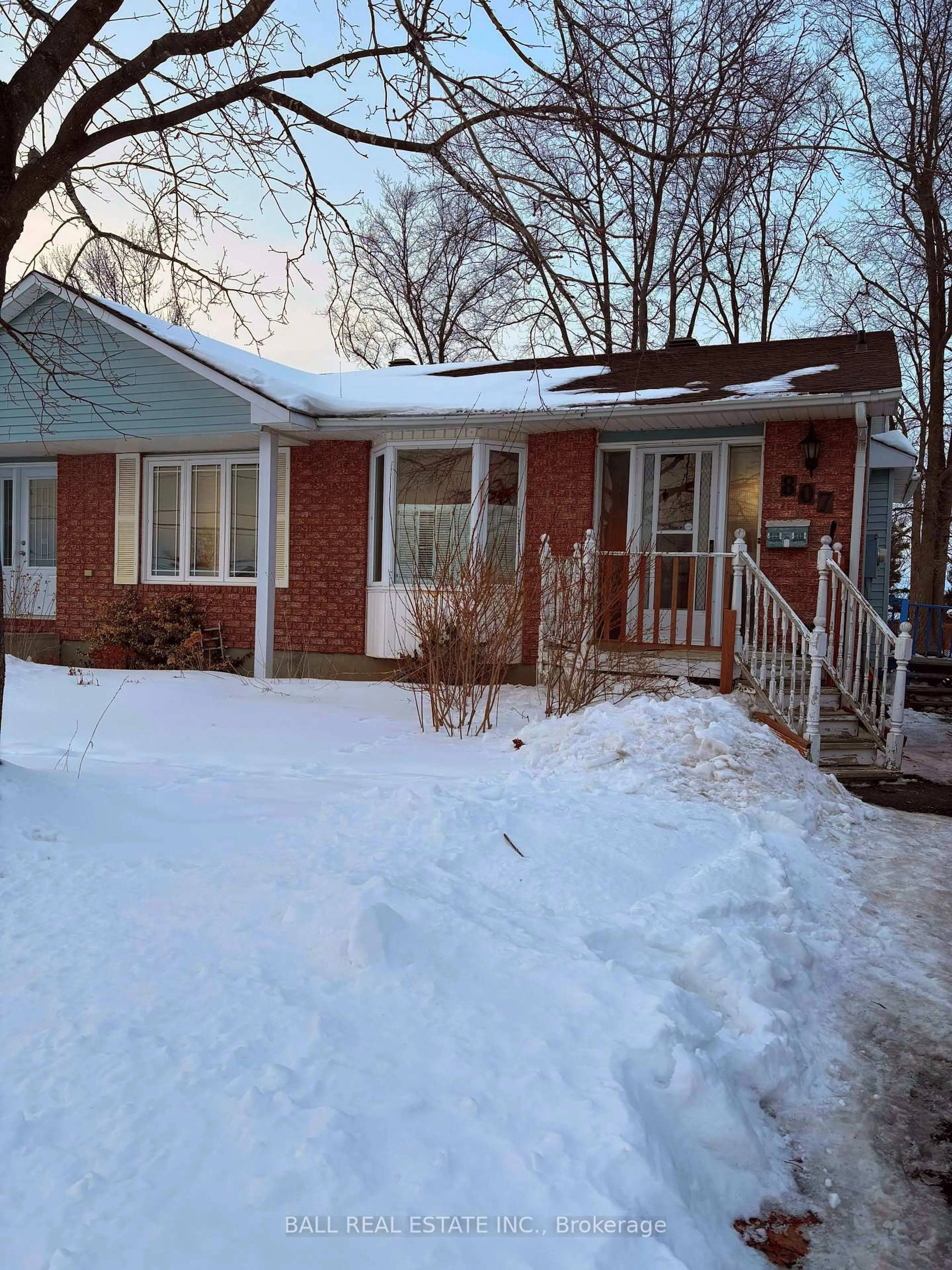 Unknown for 807 Laflin Ave, Cornwall Ontario K6J 3M6