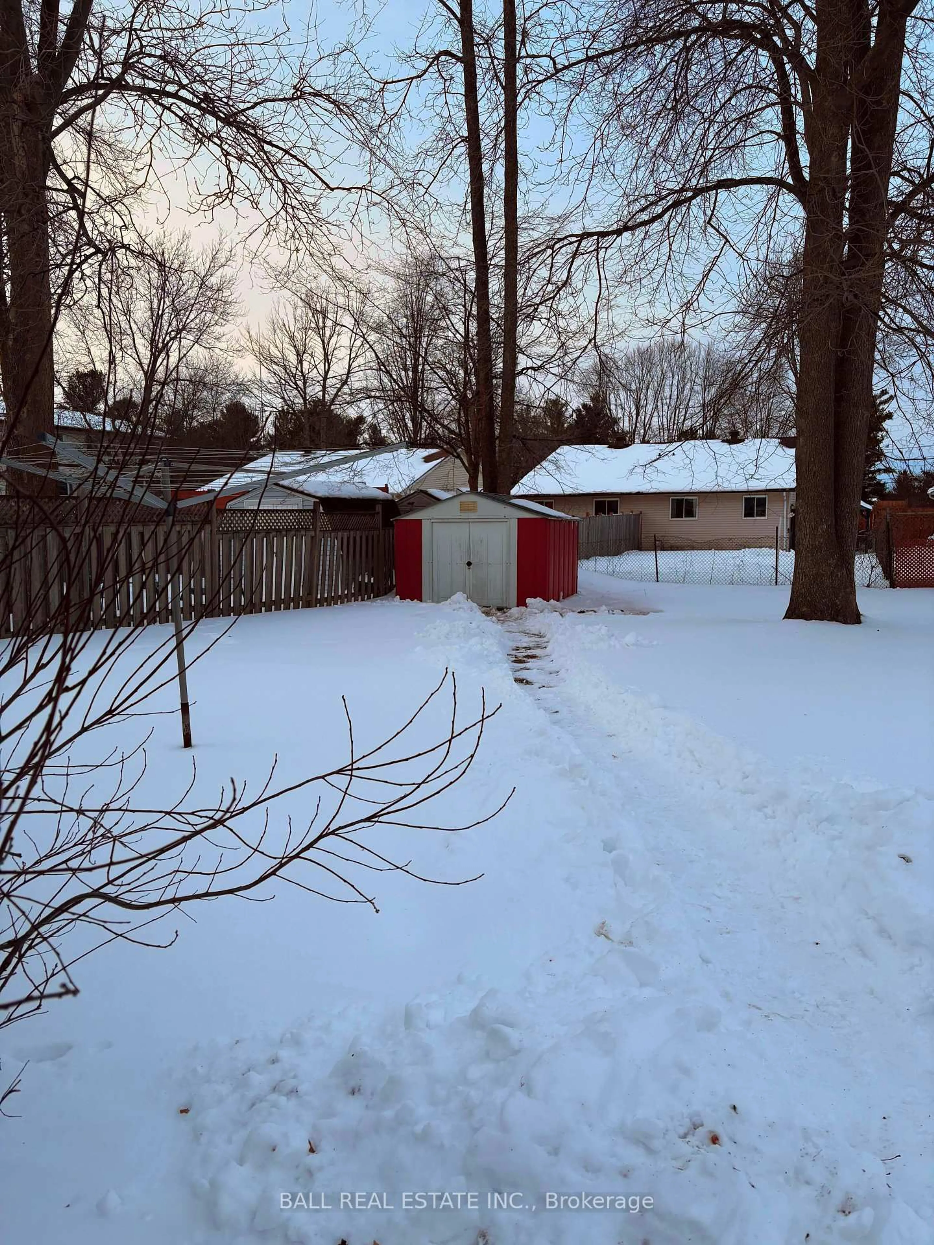 A pic from outside/outdoor area/front of a property/back of a property/a pic from drone, street for 807 Laflin Ave, Cornwall Ontario K6J 3M6