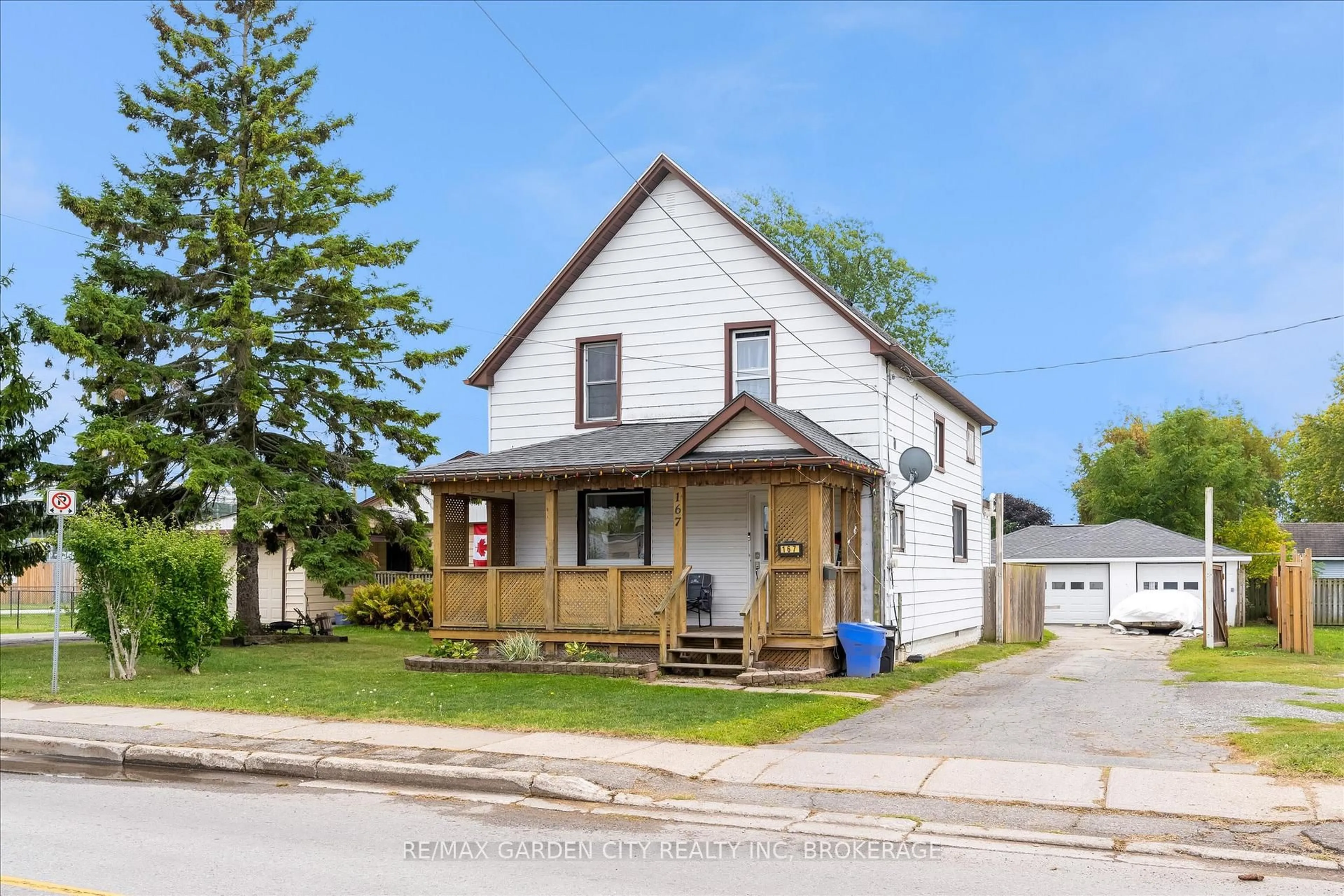 Home with vinyl exterior material, street for 167 Durham St, Port Colborne Ontario L3K 1E2