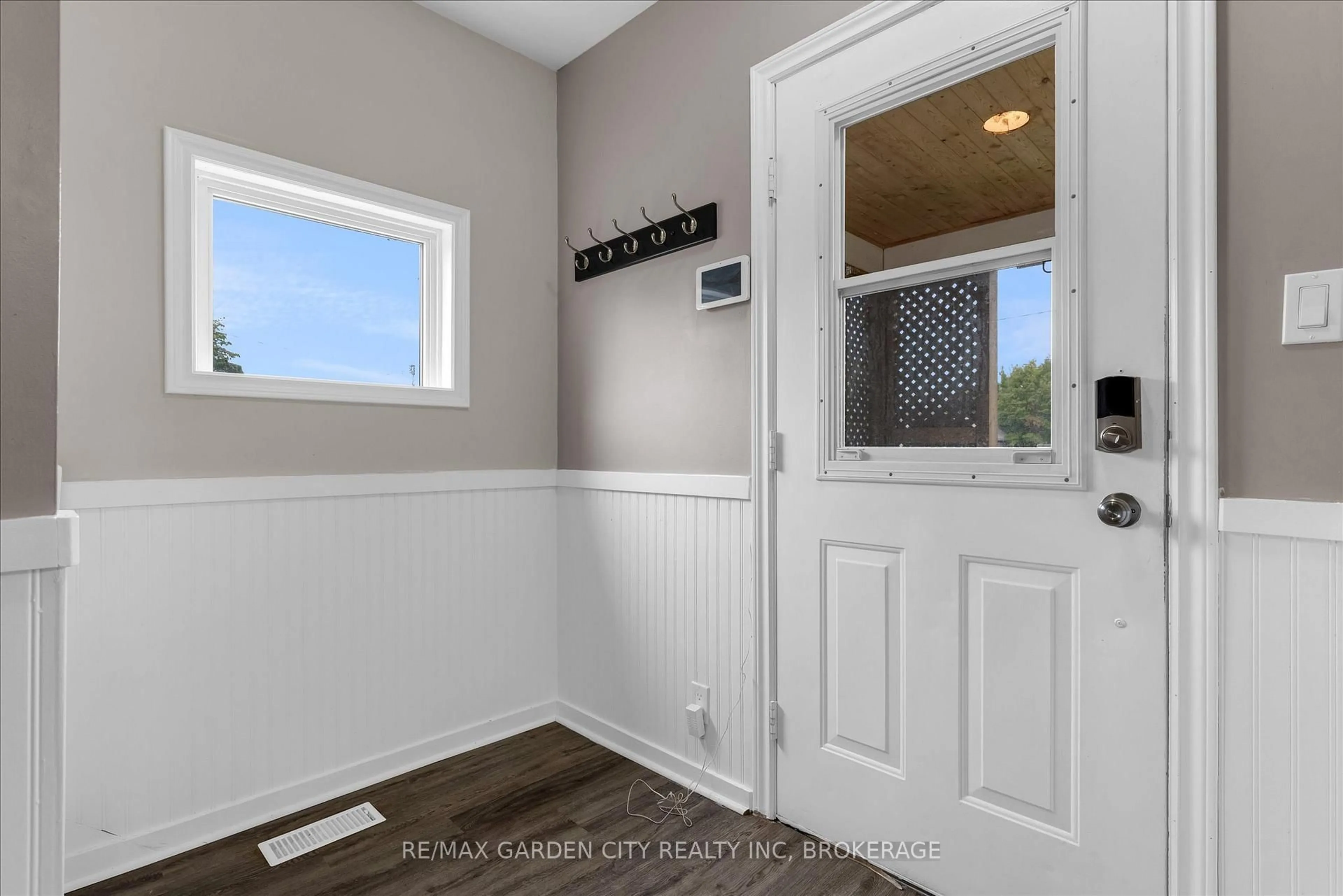 Indoor entryway for 167 Durham St, Port Colborne Ontario L3K 1E2