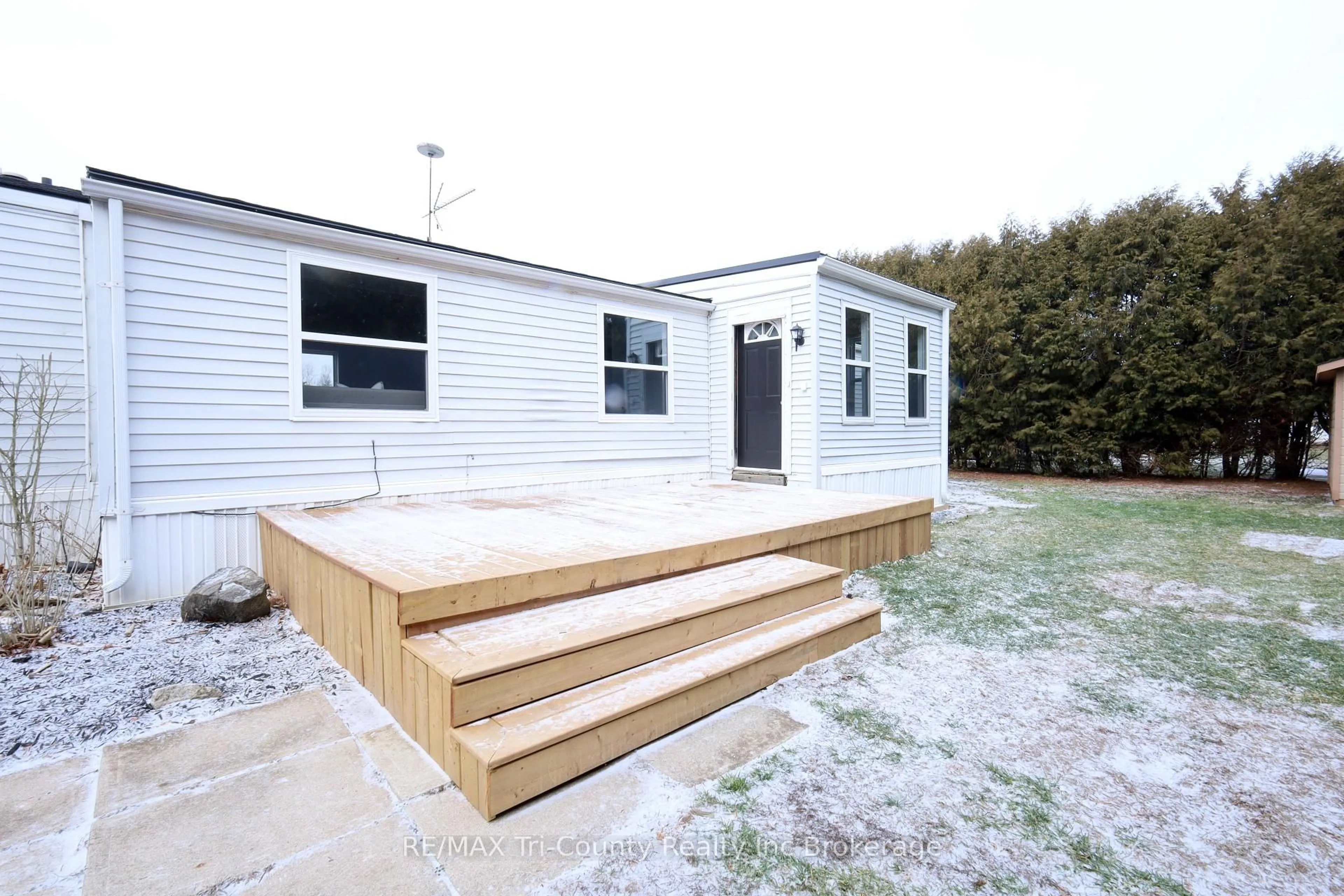 A pic from outside/outdoor area/front of a property/back of a property/a pic from drone, building for 11981 Plank Rd (Tillsonburg) Rd #Unit #57, Bayham Ontario N4G 4G9