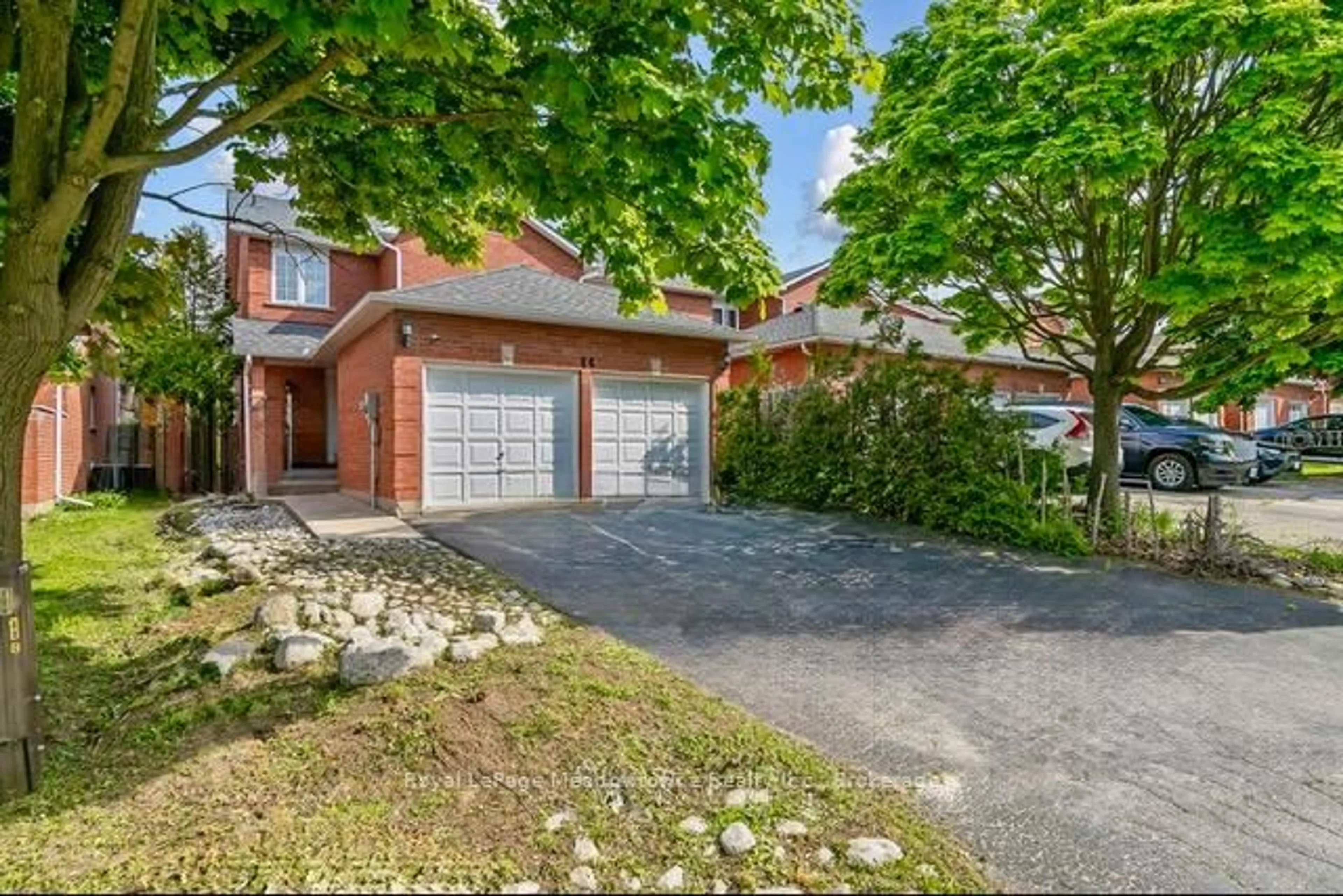 A pic from outside/outdoor area/front of a property/back of a property/a pic from drone, street for 44 Corbett St, Cambridge Ontario N1T 1V5