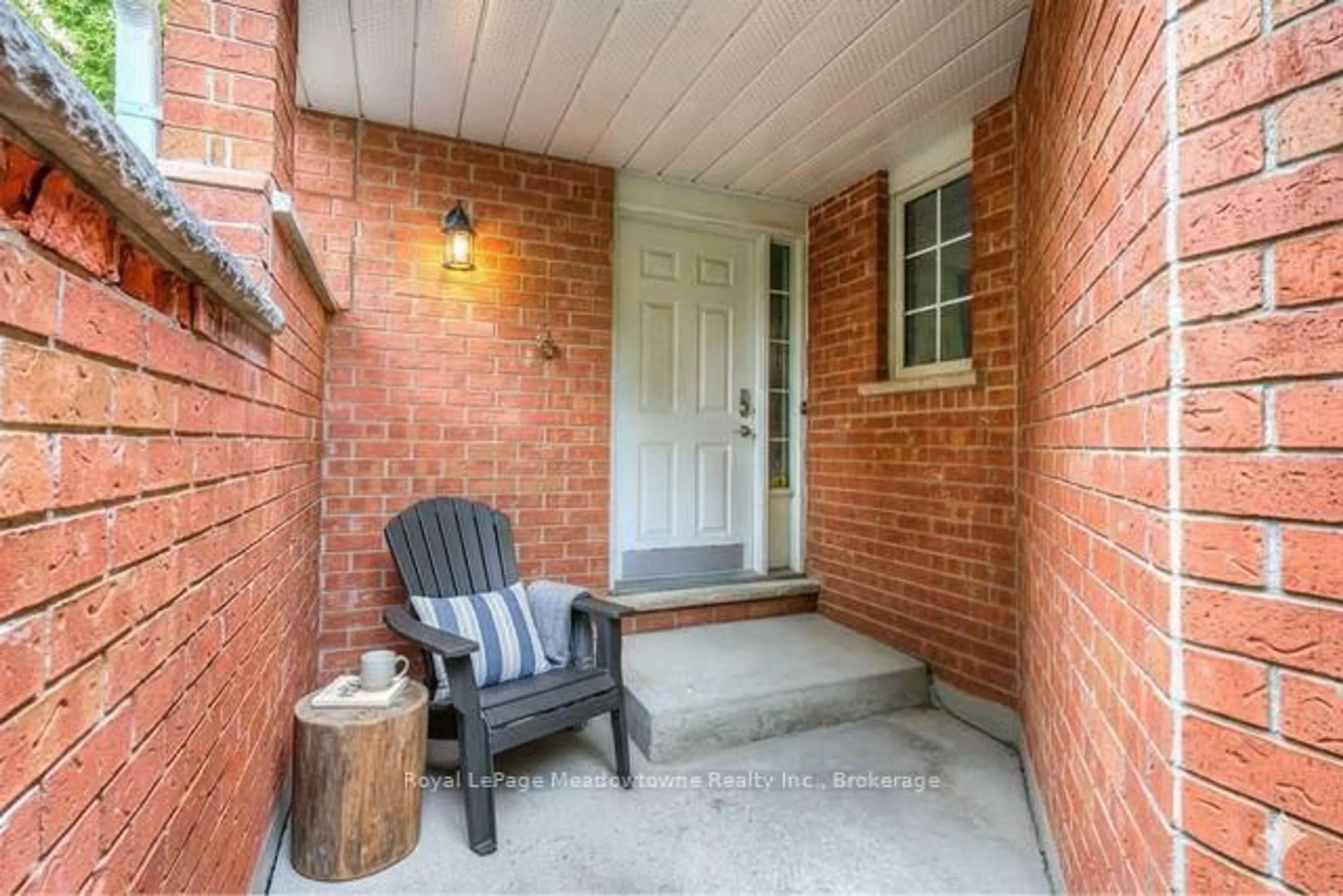 Indoor entryway for 44 Corbett St, Cambridge Ontario N1T 1V5