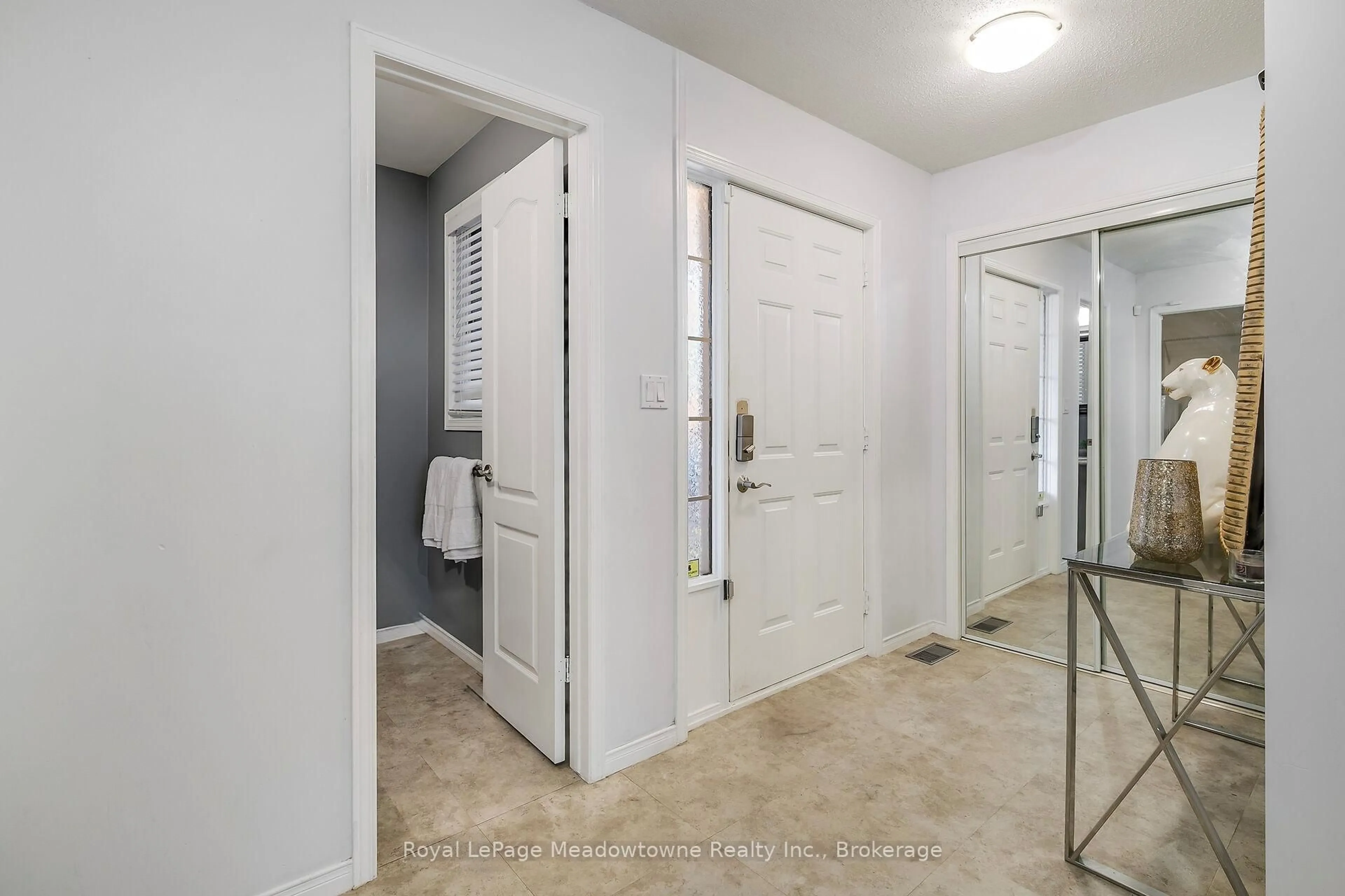 Indoor entryway for 44 Corbett St, Cambridge Ontario N1T 1V5