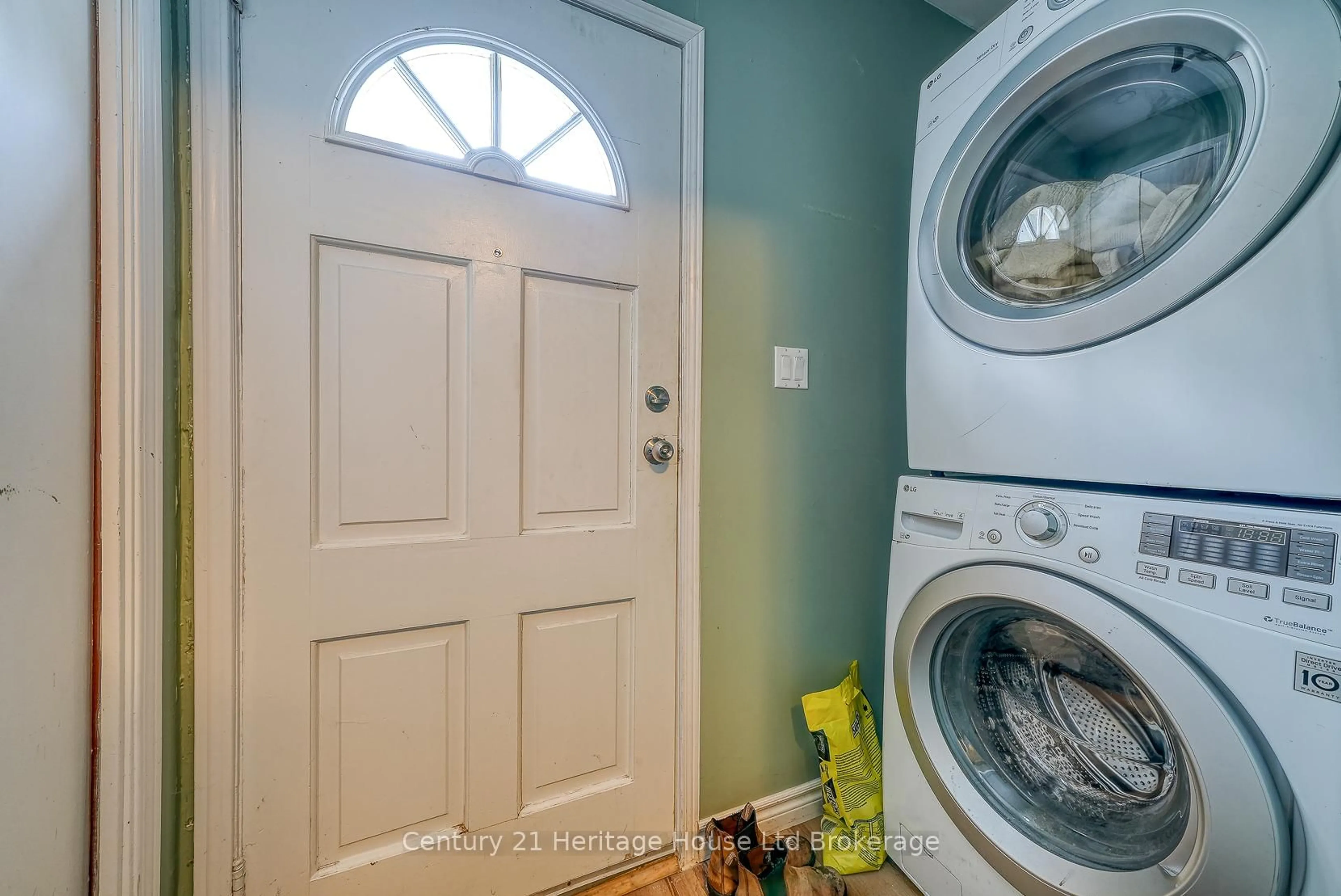 Laundry room for 302 Chapel St, Norfolk Ontario N3Y 1P5