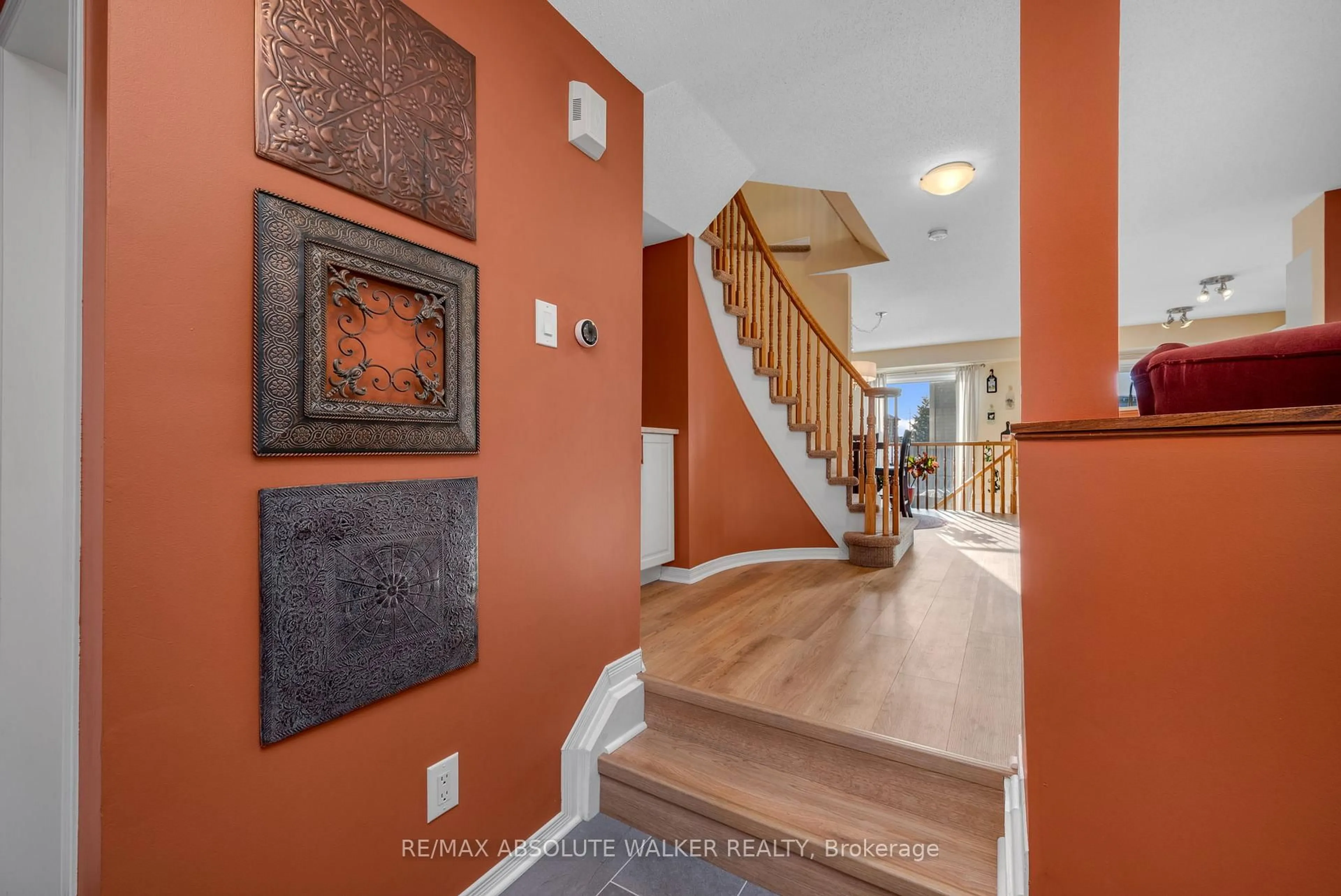 Indoor entryway for 2083 Breezewood St, Ottawa Ontario K4A 4R7