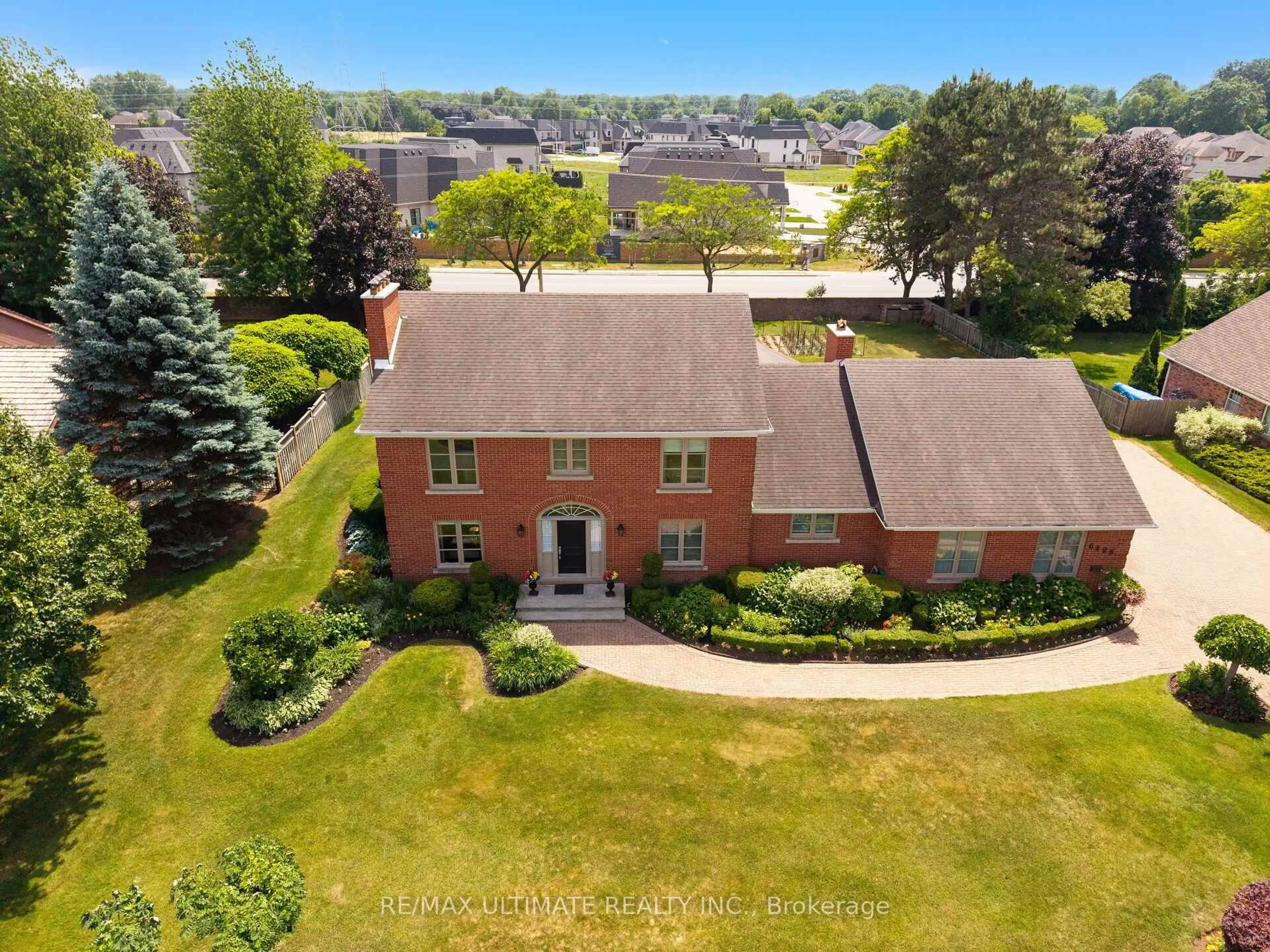 A pic from outside/outdoor area/front of a property/back of a property/a pic from drone, street for 6496 January Dr, Niagara Falls Ontario L2J 4J4