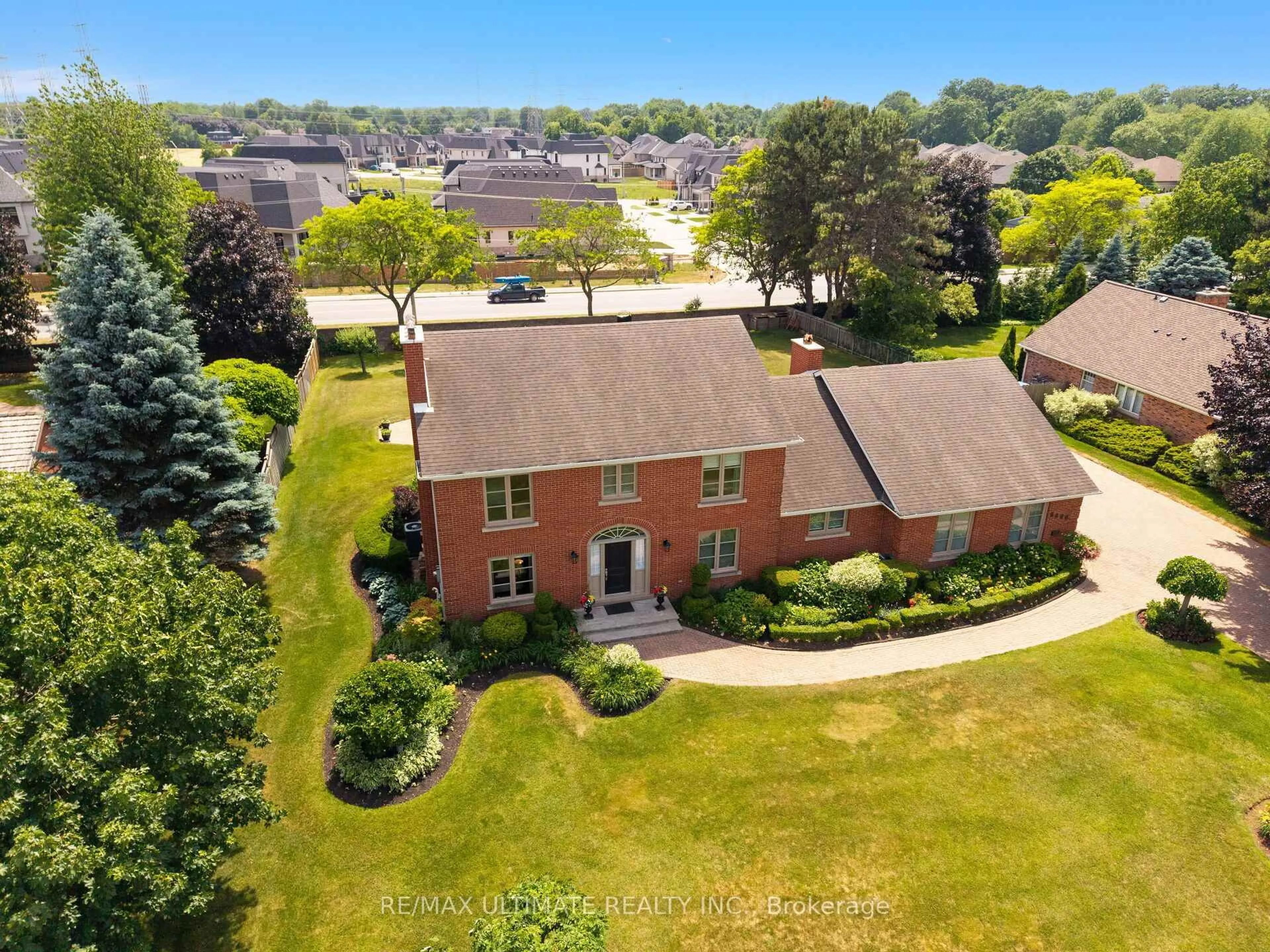 A pic from outside/outdoor area/front of a property/back of a property/a pic from drone, street for 6496 January Dr, Niagara Falls Ontario L2J 4J4