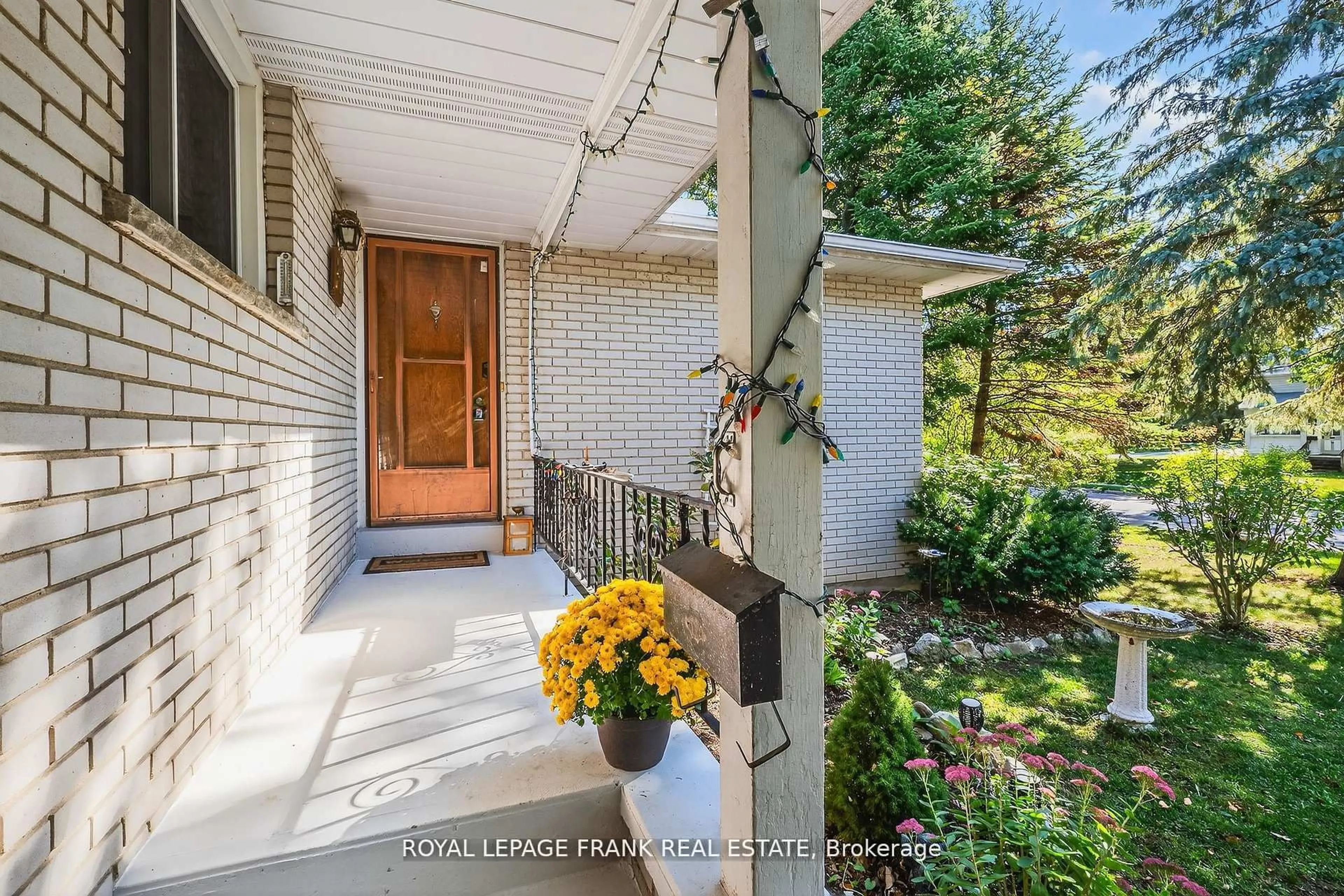 Indoor entryway for 32 Melbourne St, Kawartha Lakes Ontario K9V 1X7