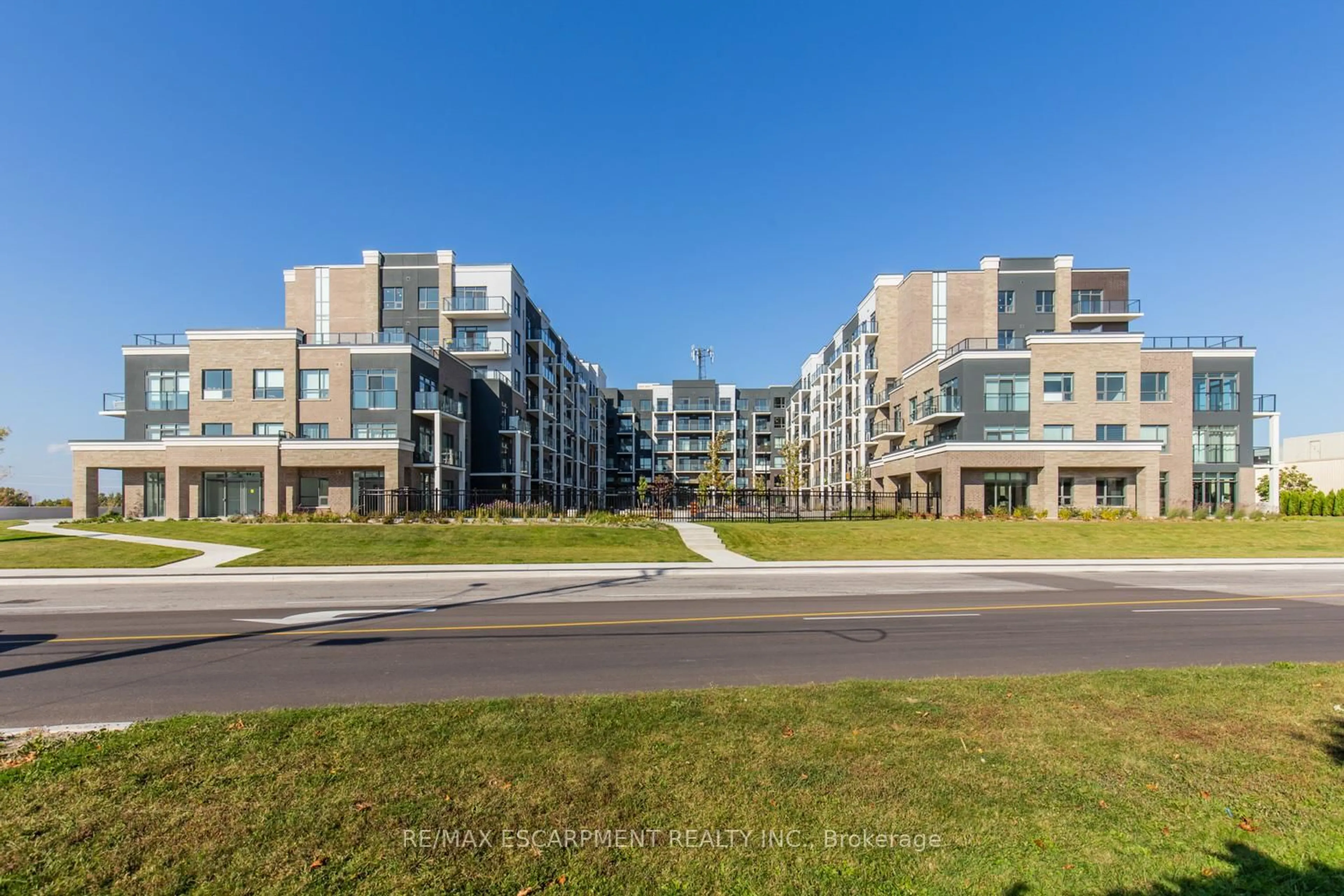 A pic from outside/outdoor area/front of a property/back of a property/a pic from drone, unknown for 5055 Greenlane Rd #611, Lincoln Ontario L0R 1B3