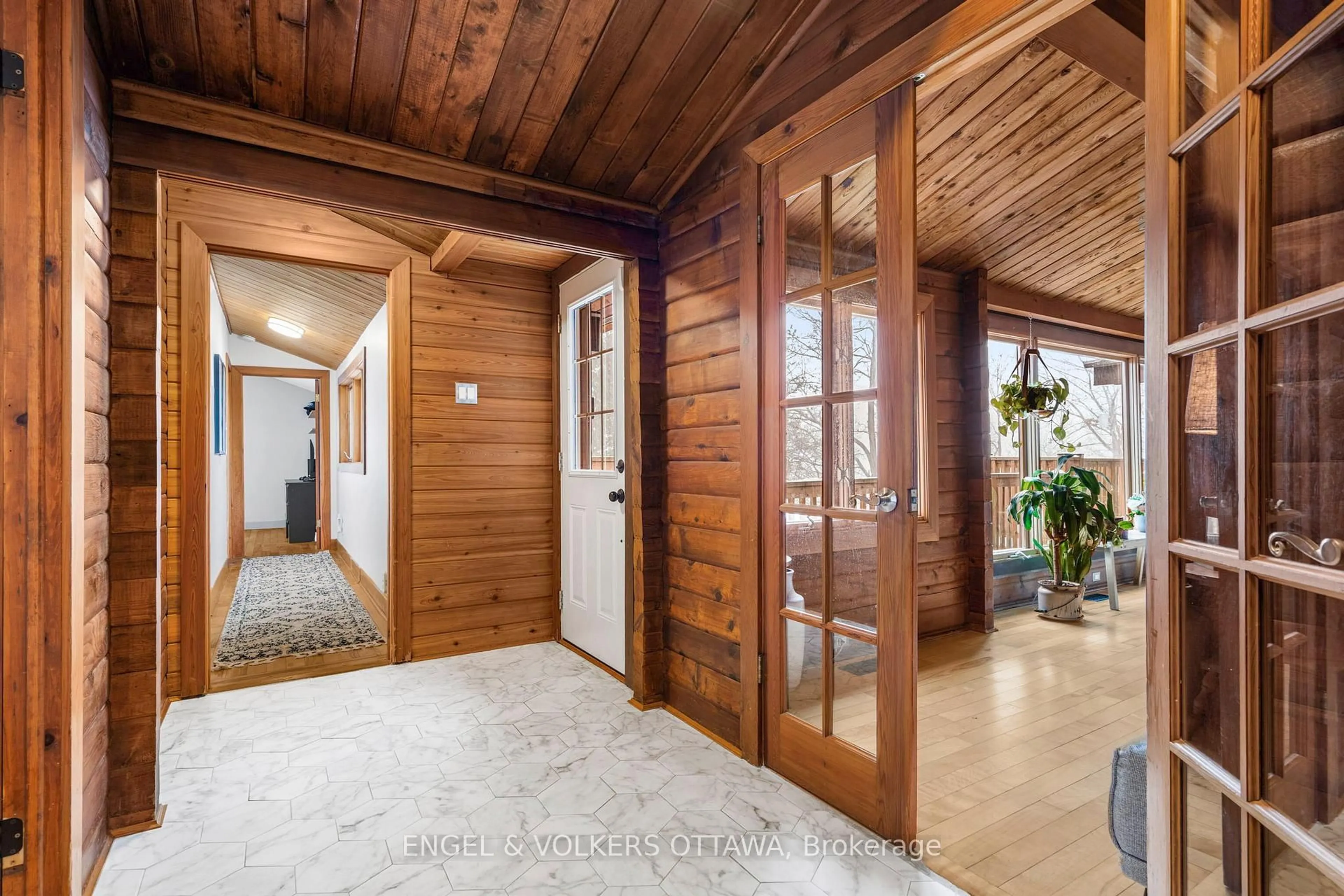 Indoor foyer for 3826 Stonecrest Rd, Ottawa Ontario K0A 3M0