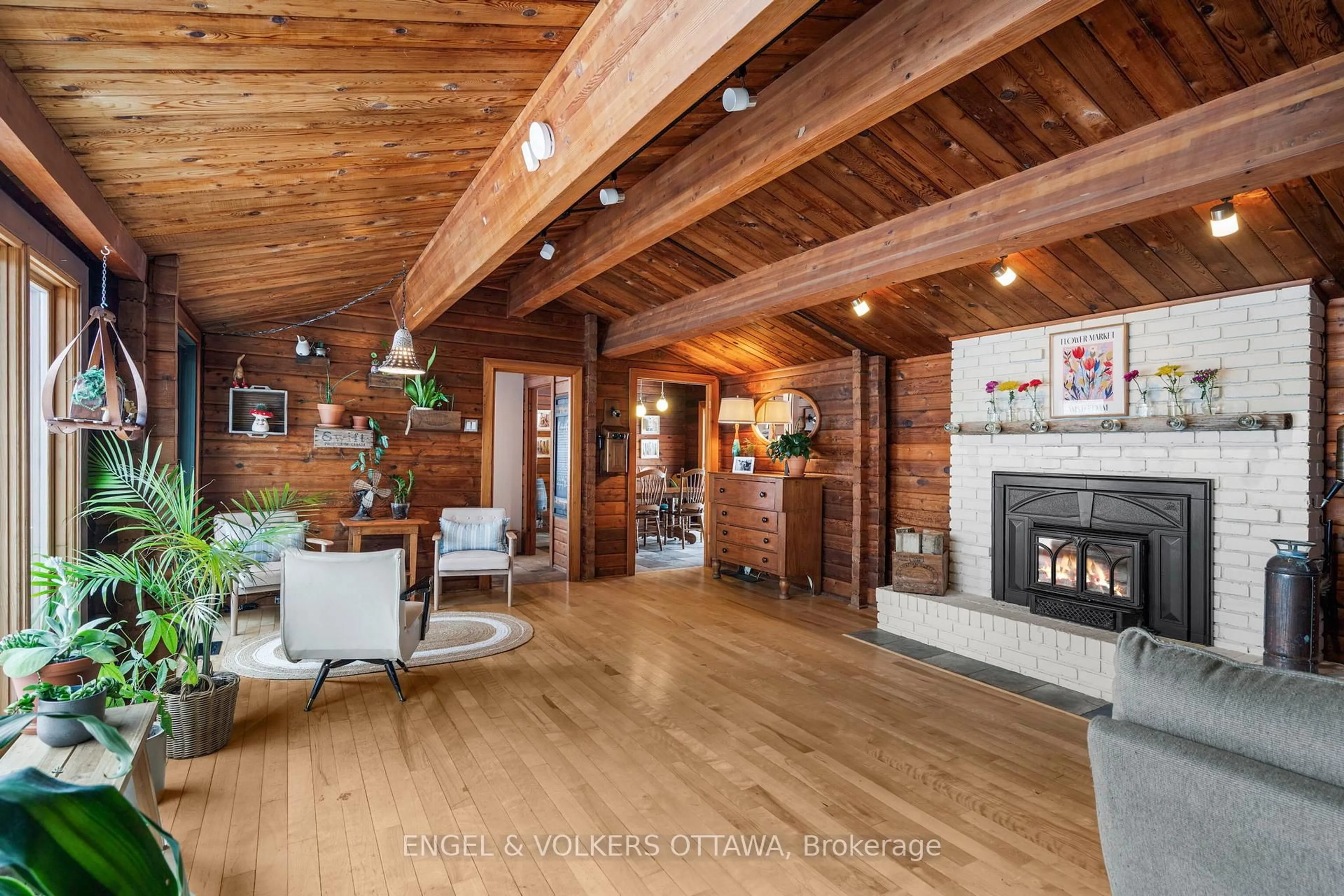 Indoor foyer for 3826 Stonecrest Rd, Ottawa Ontario K0A 3M0