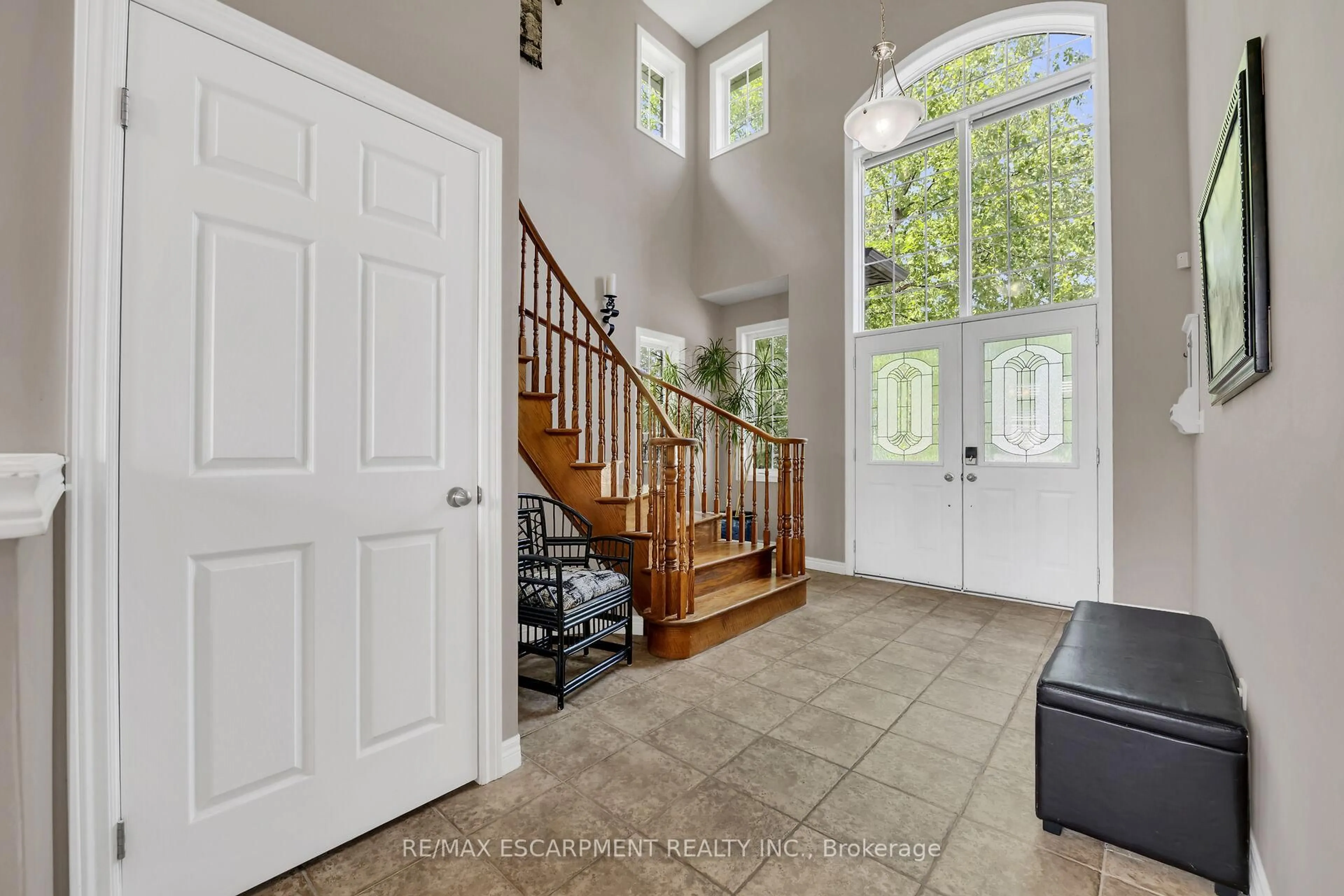 Indoor entryway for 4 Moonstone Crt, Hamilton Ontario L9B 2Y1