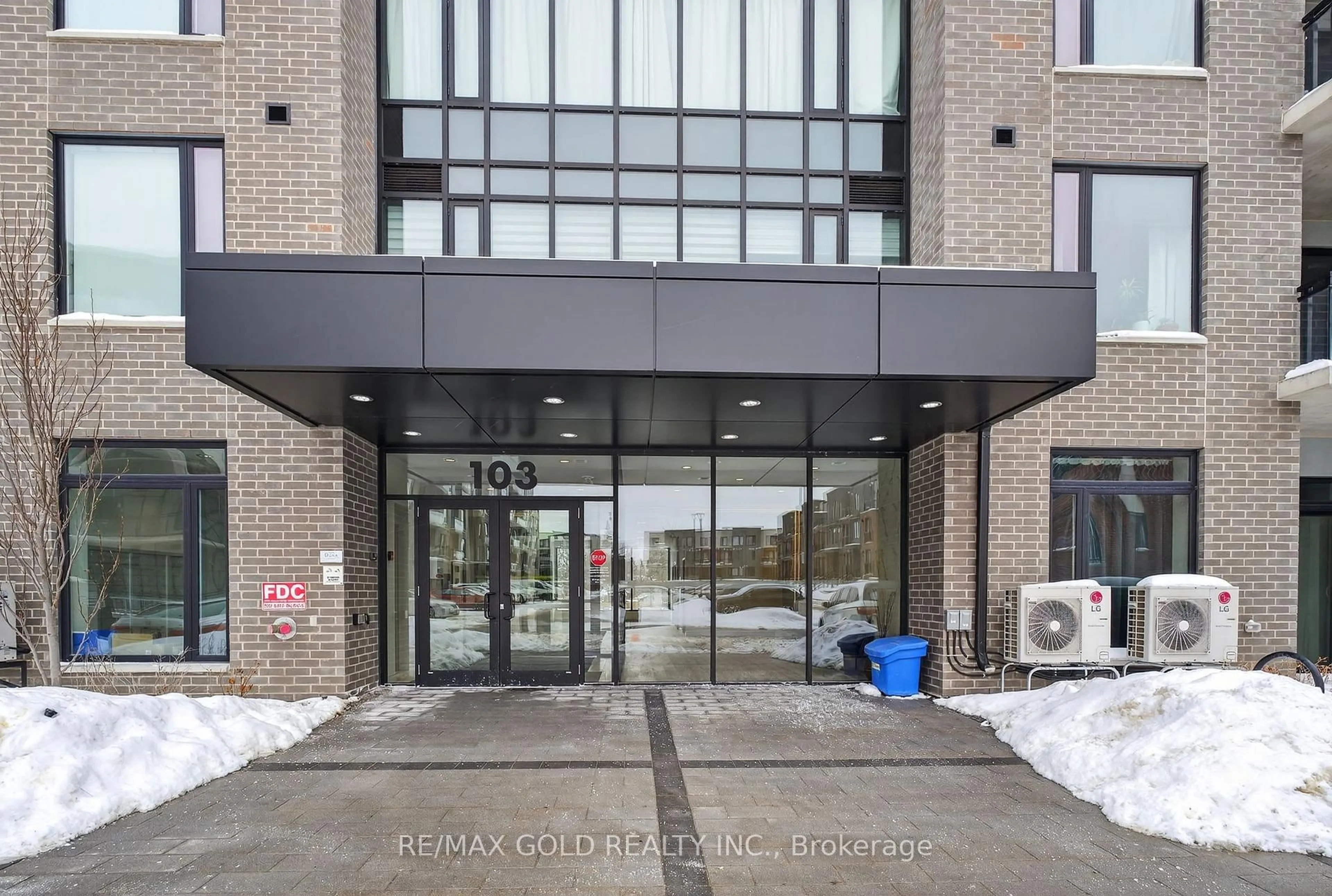 Indoor foyer for 103 Roger St #306, Waterloo Ontario N2J 0G2