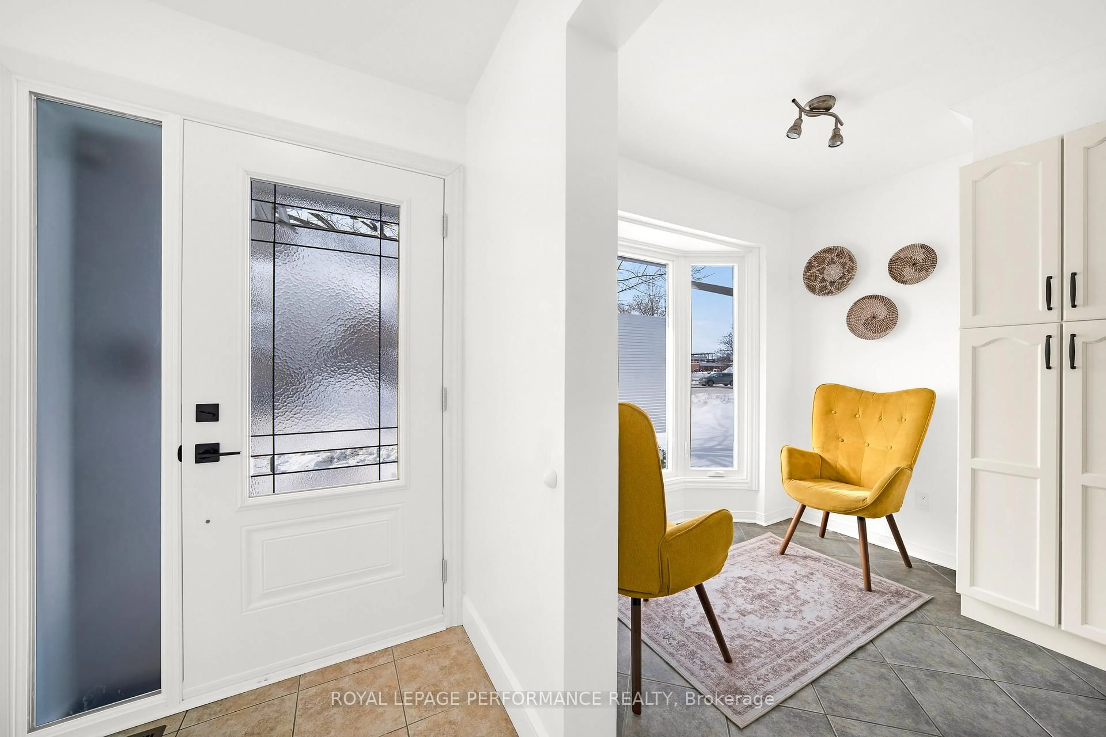 Indoor entryway for 1557 Verchere St, Ottawa Ontario K1C 7C7