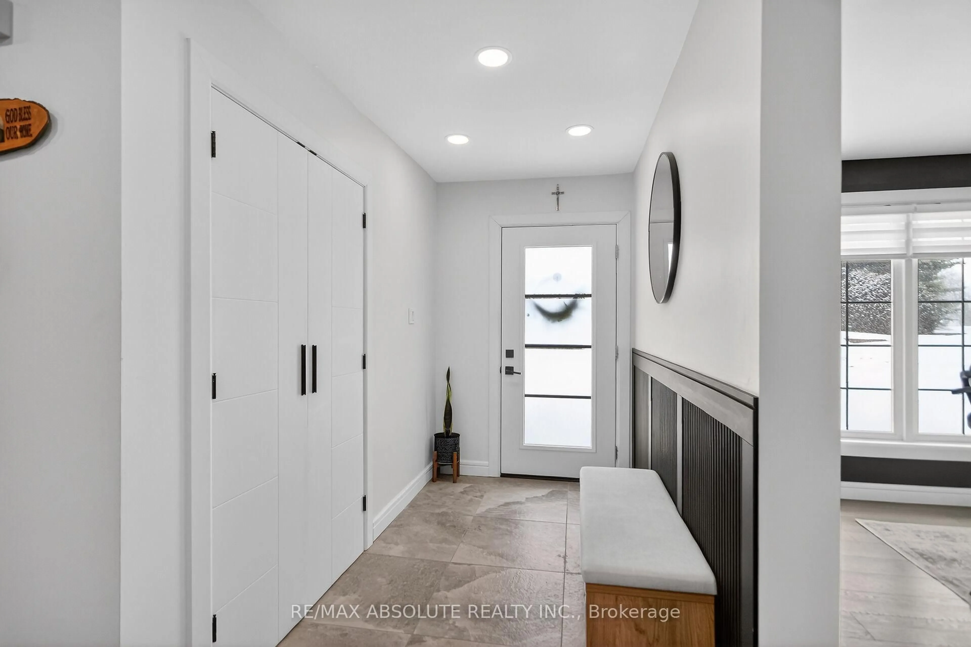 Indoor entryway for 6560 Michelangelo Crt, North Gower Ontario K0A 2T0