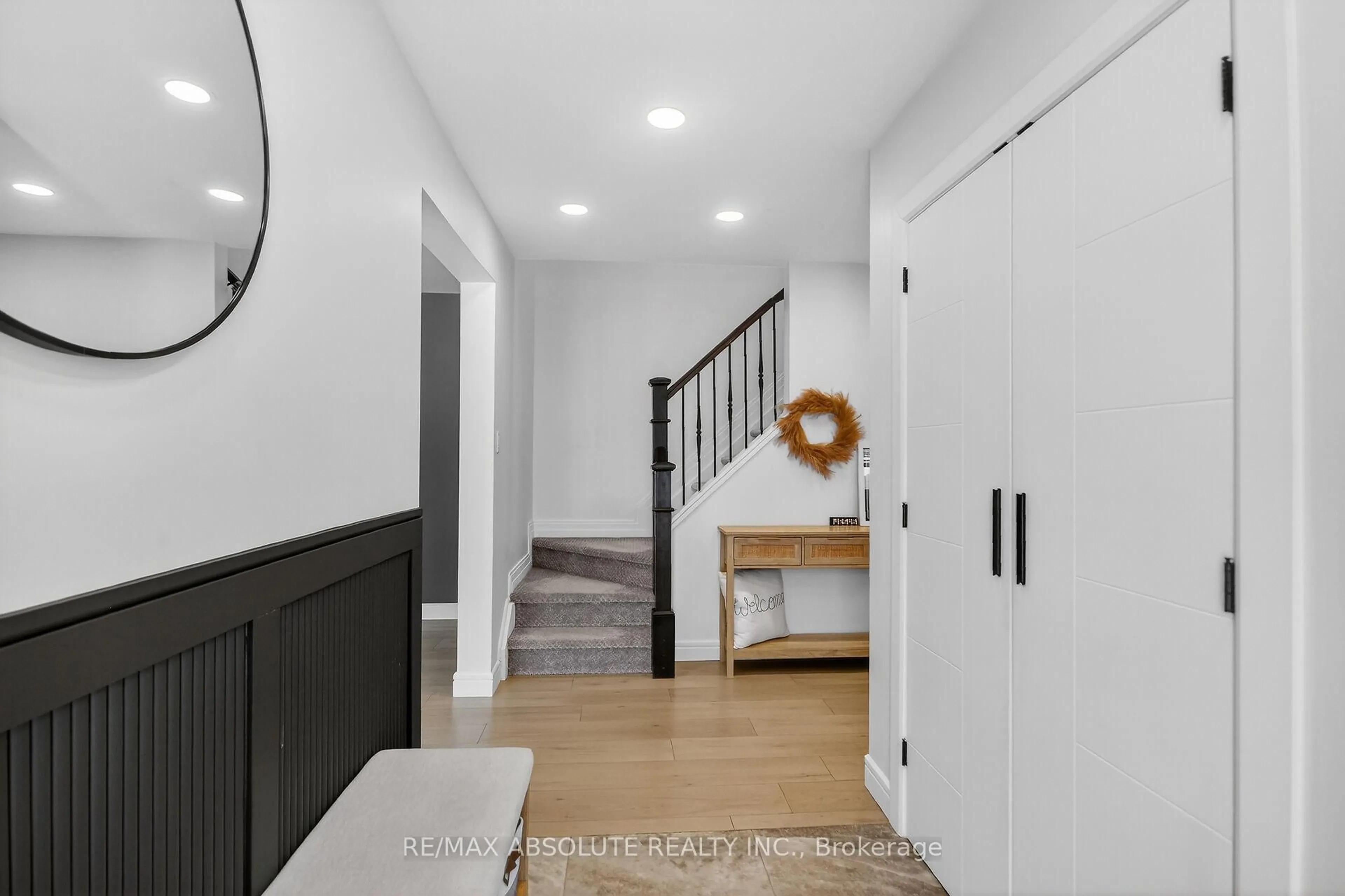 Indoor entryway for 6560 Michelangelo Crt, North Gower Ontario K0A 2T0