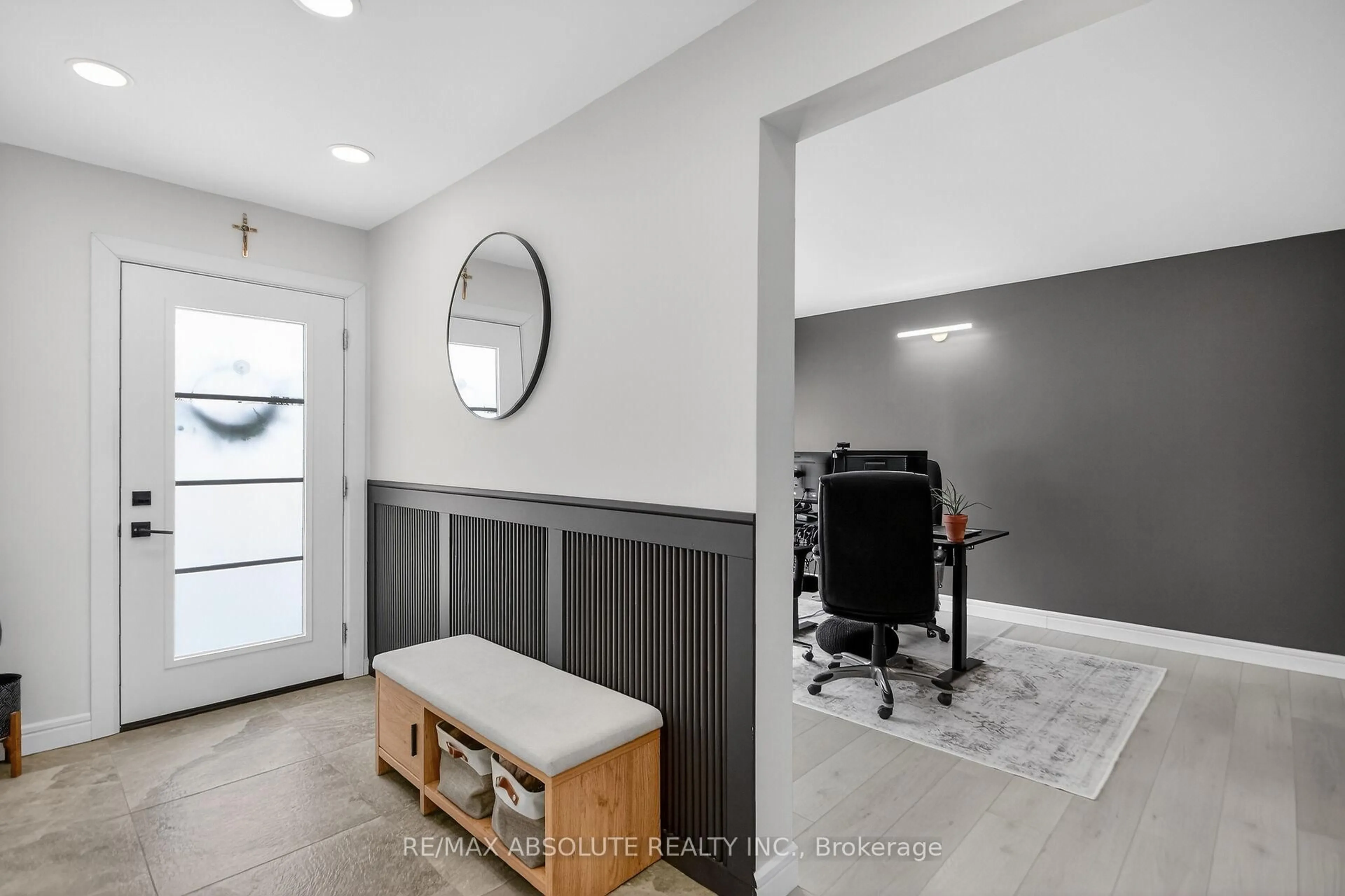 Indoor entryway for 6560 Michelangelo Crt, North Gower Ontario K0A 2T0