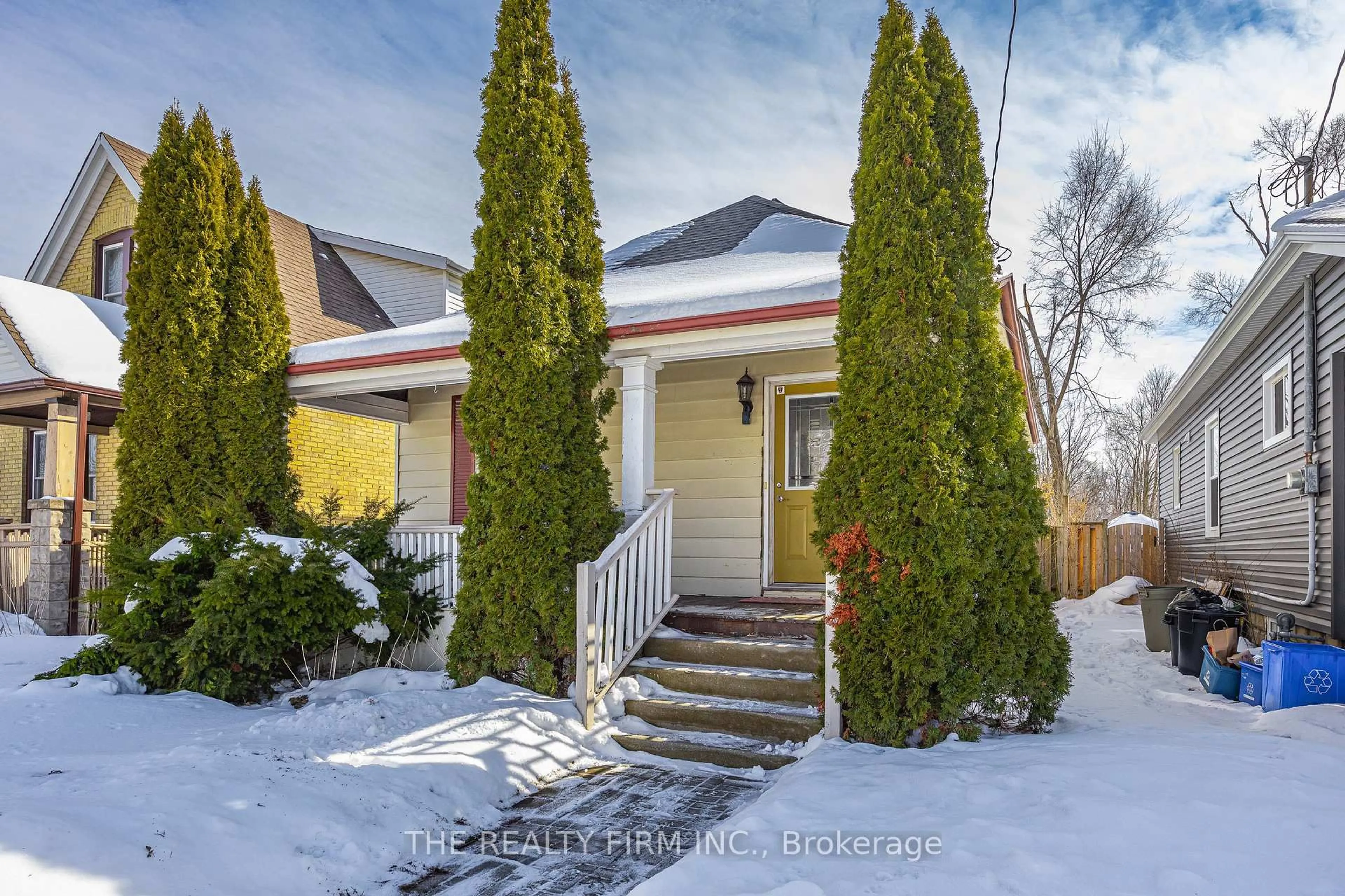 A pic from outside/outdoor area/front of a property/back of a property/a pic from drone, street for 33 Terrence St, London East Ontario N5Z 1C3