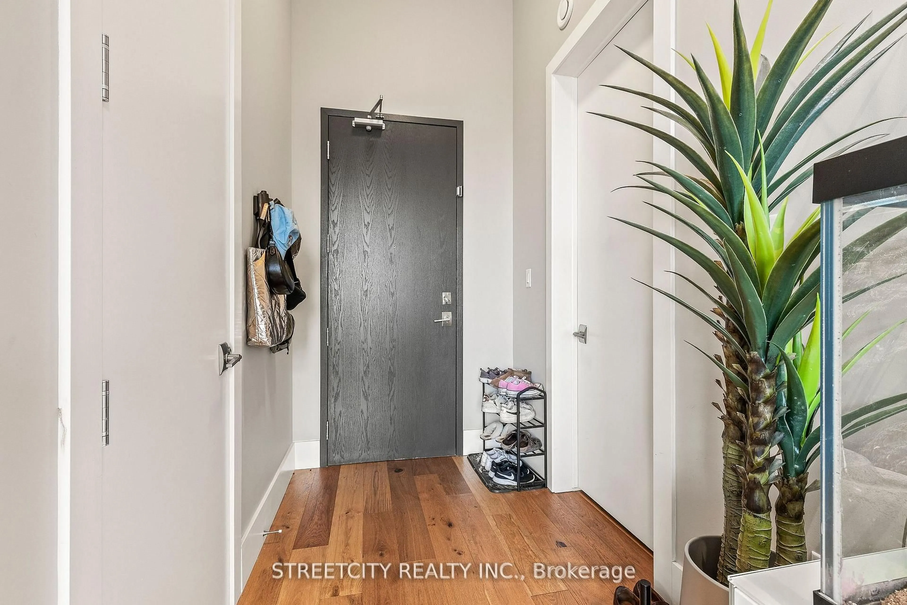 Indoor entryway for 1705 Fiddlehead Pl #400, London North Ontario N6G 0S1
