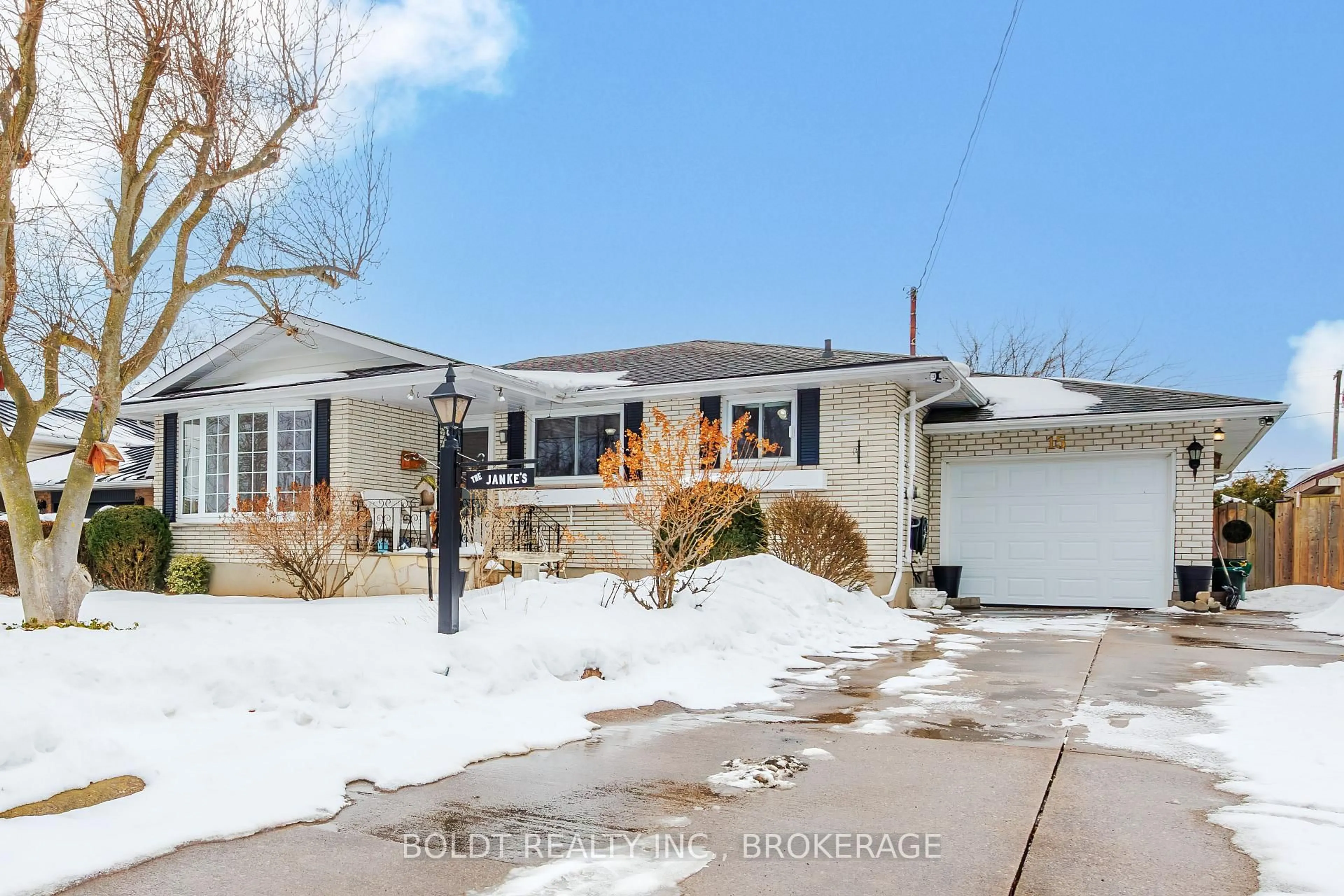 Home with vinyl exterior material, street for 15 Nottingham Crt, St. Catharines Ontario L2M 1L6