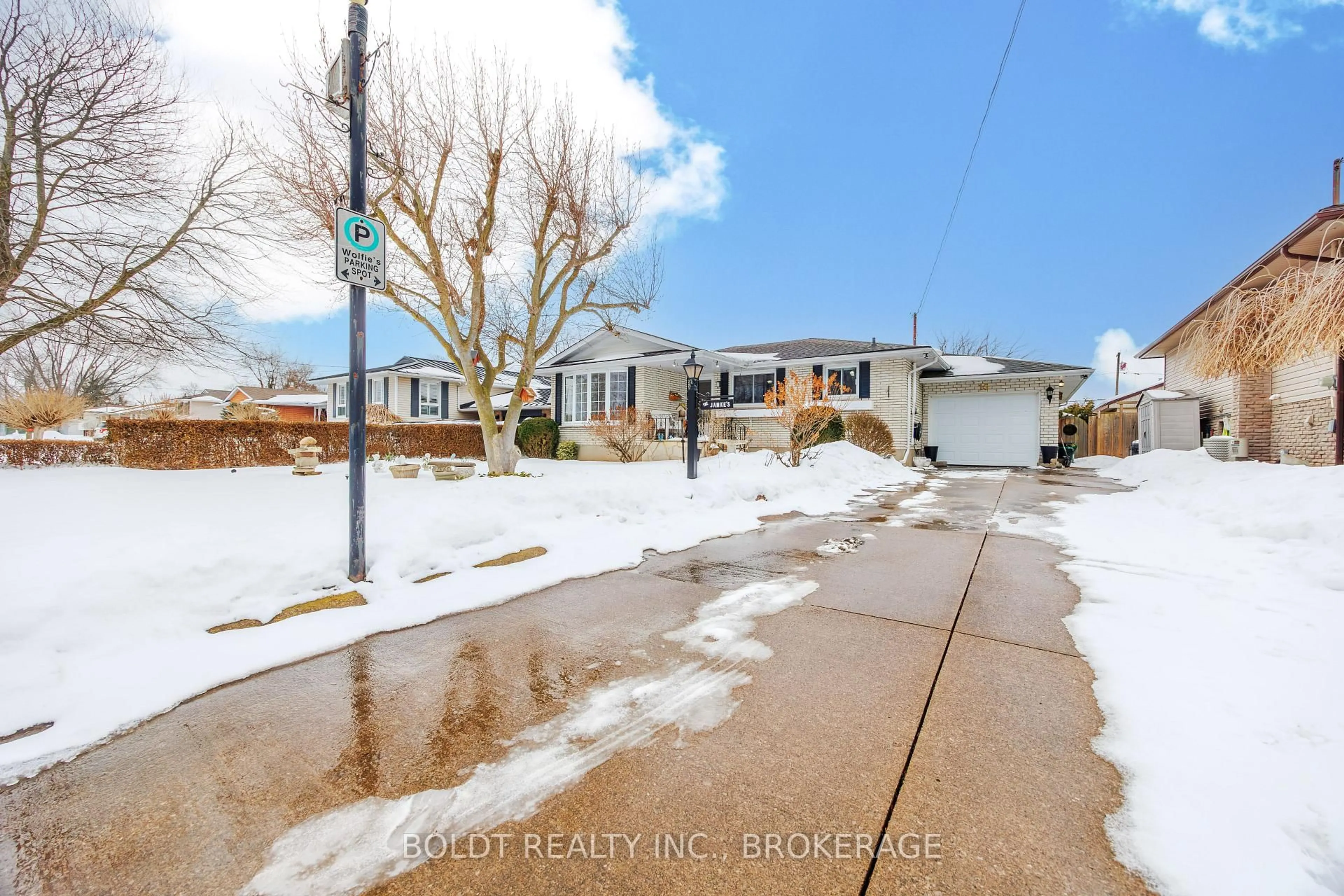 A pic from outside/outdoor area/front of a property/back of a property/a pic from drone, street for 15 Nottingham Crt, St. Catharines Ontario L2M 1L6