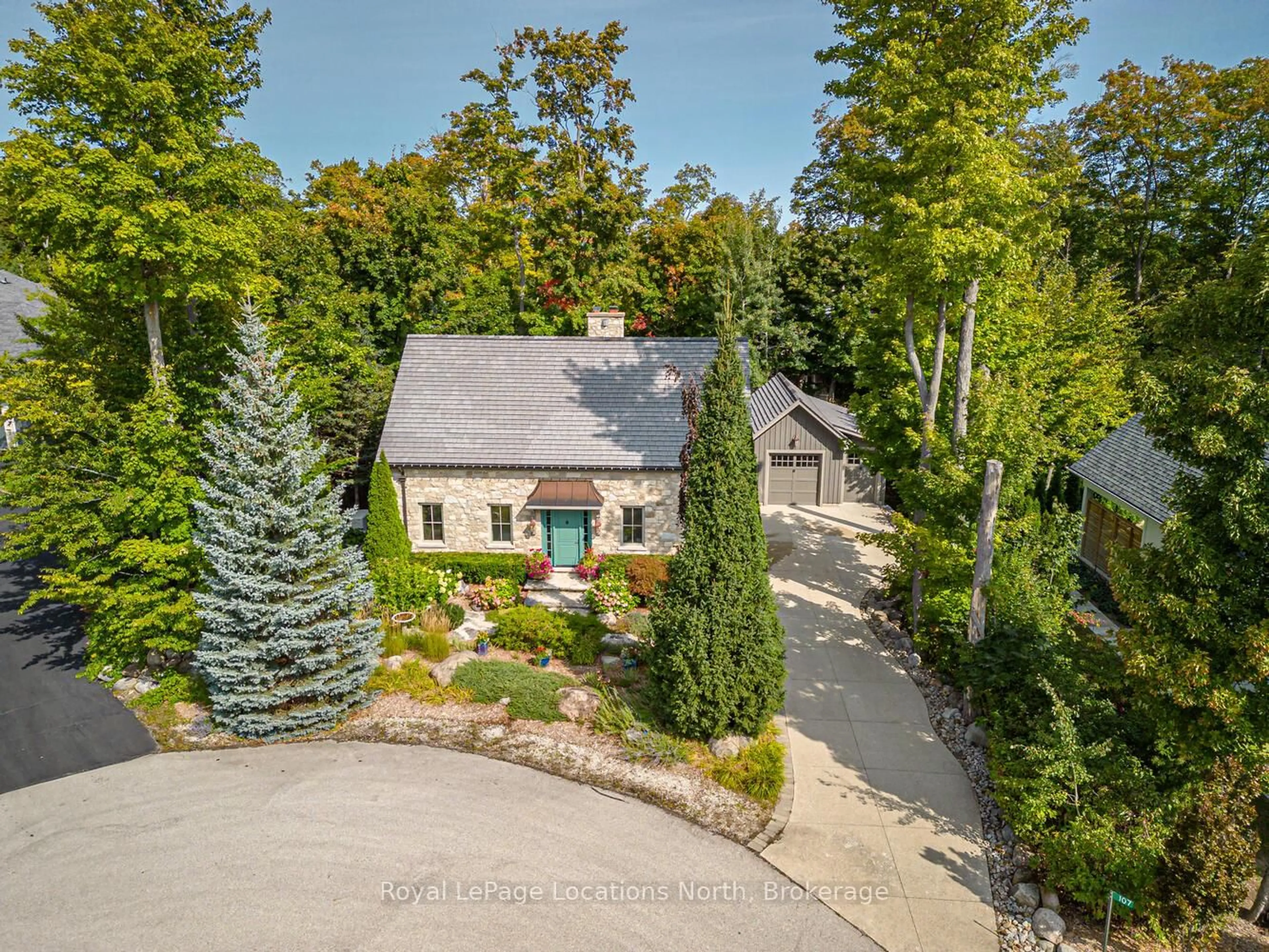A pic from outside/outdoor area/front of a property/back of a property/a pic from drone, unknown for 107 STUART Crt, Blue Mountains Ontario N0H 2P0