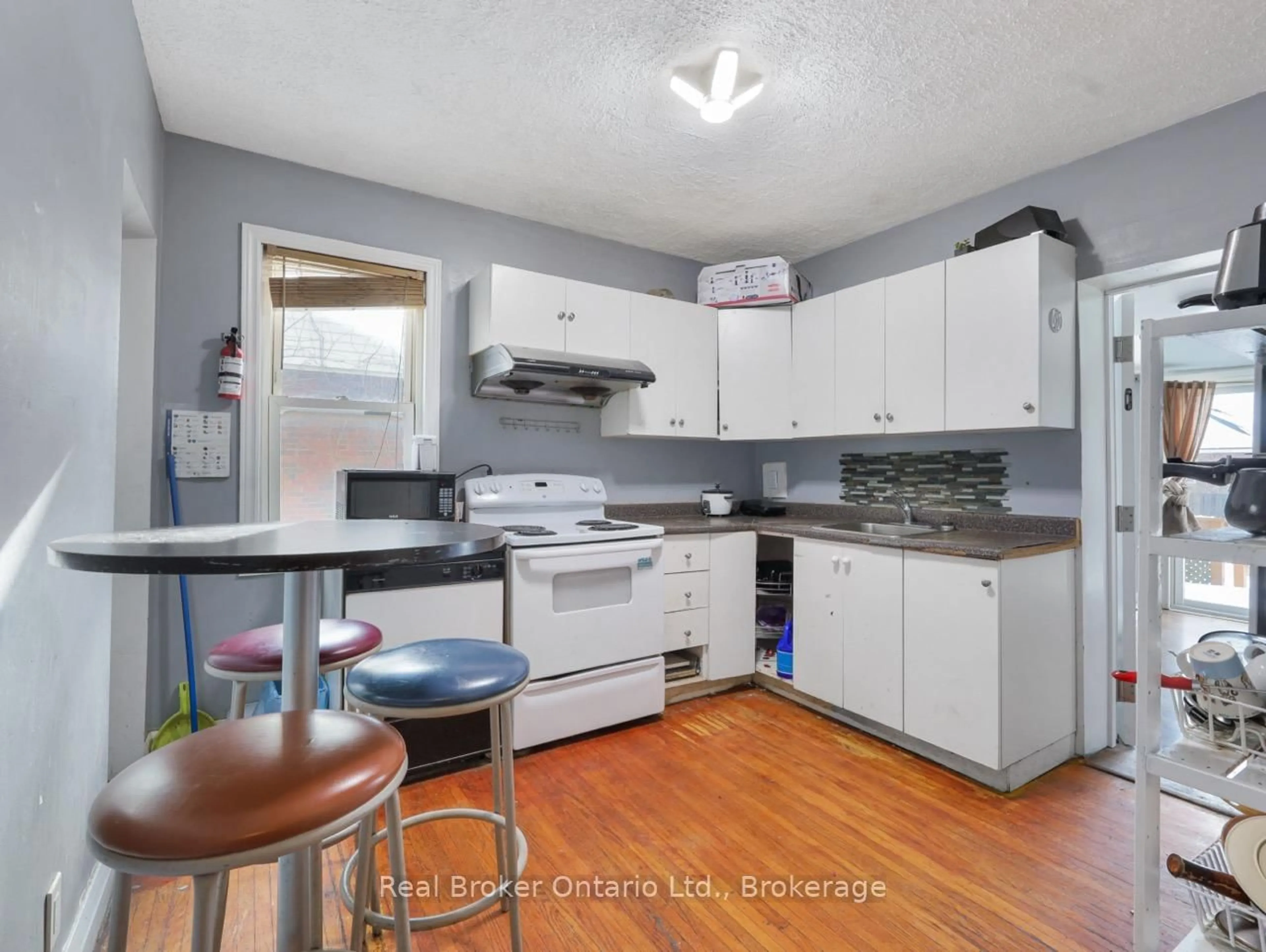 Standard kitchen, unknown for 28 West 3rd St, Hamilton Ontario L9C 3J7